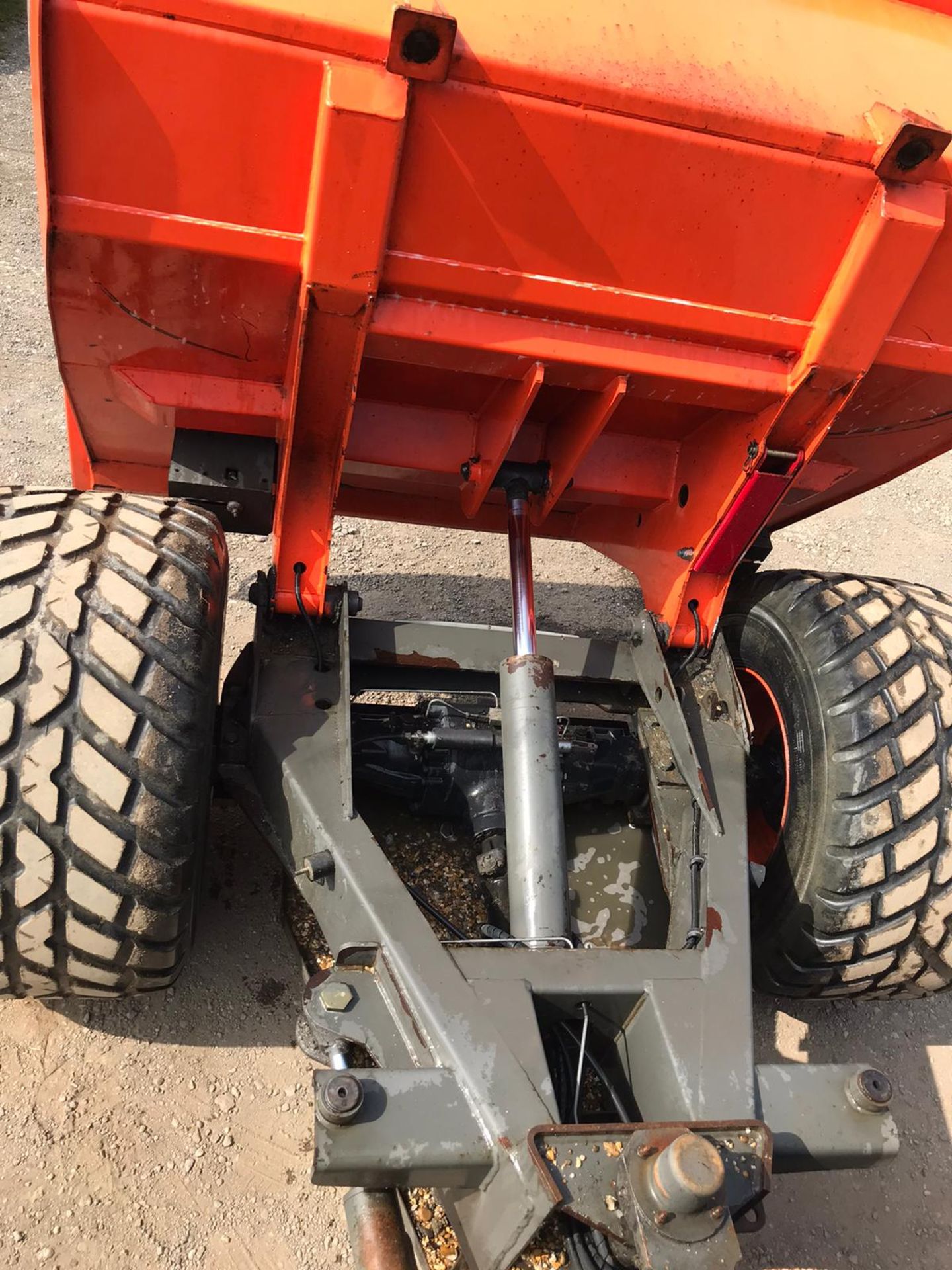 2012 AUSA 7 TON DUMPER, CABBED, AIR CONDITIONING, RUNS, DRIVES AND TIPS, ROAD REGISTERED *PLUS VAT* - Image 7 of 9