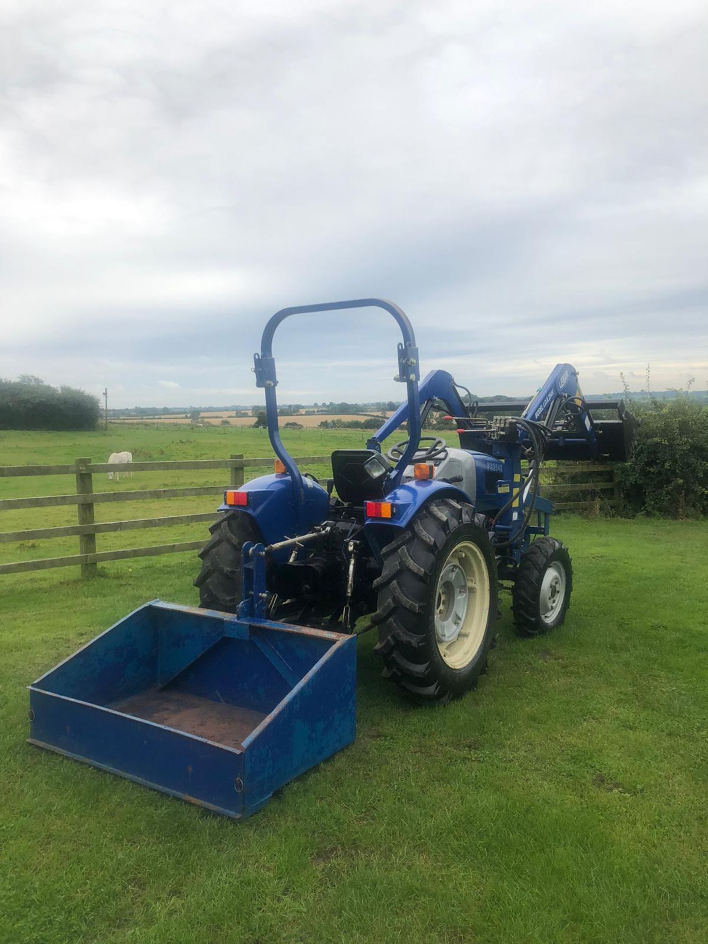 JIMNA FS254 TRACTOR WITH LOADER, RUNS, DRIVES AND DIGS, 4-IN-1 BUCKET, C/W TRANSPORT BOX, 460 HOURS - Image 4 of 6