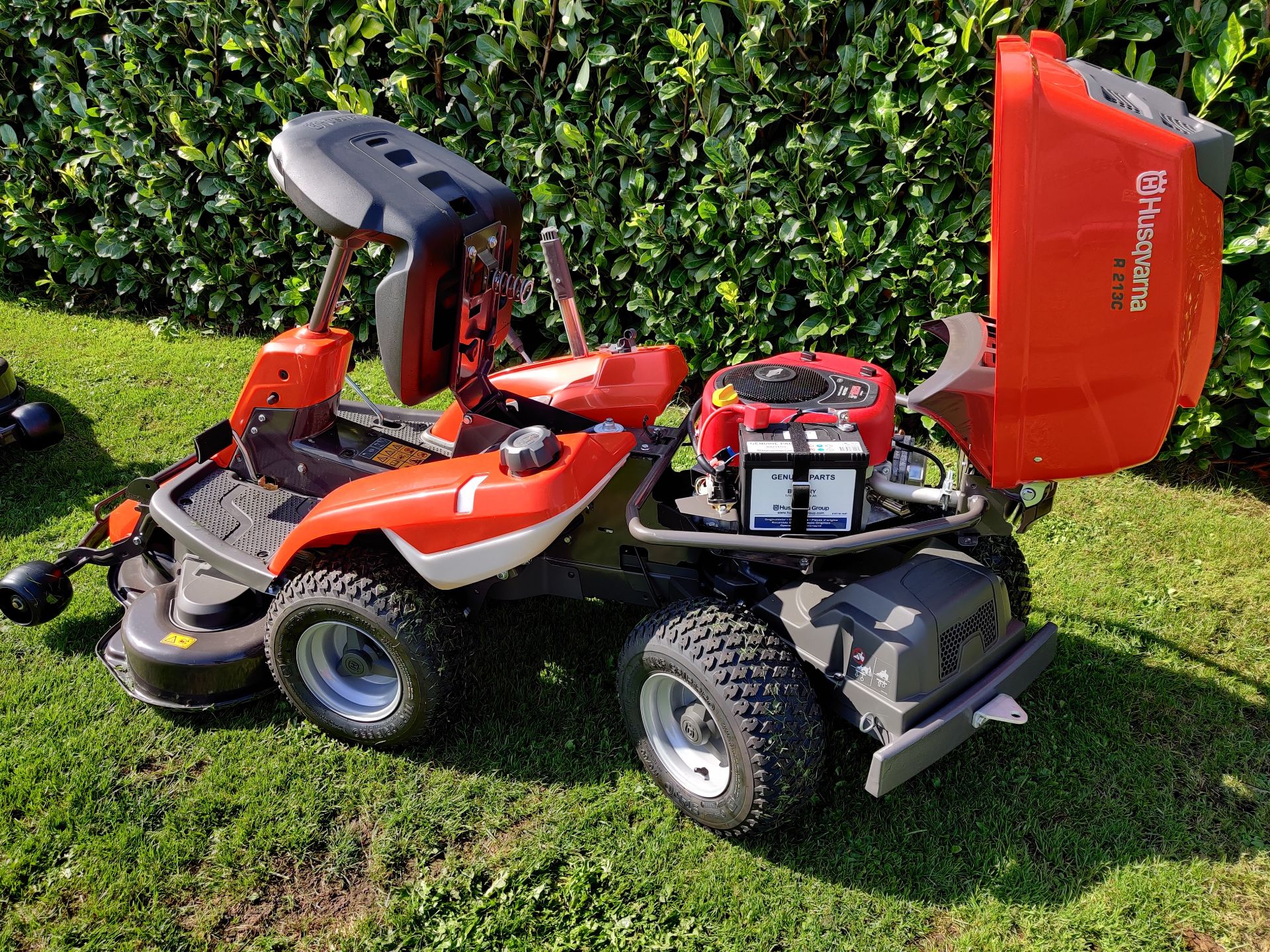 2020 BRAND NEW HUSQVARNA R 213C MULCHING RIDE ON LAWN MOWER *PLUS VAT* - Image 12 of 12