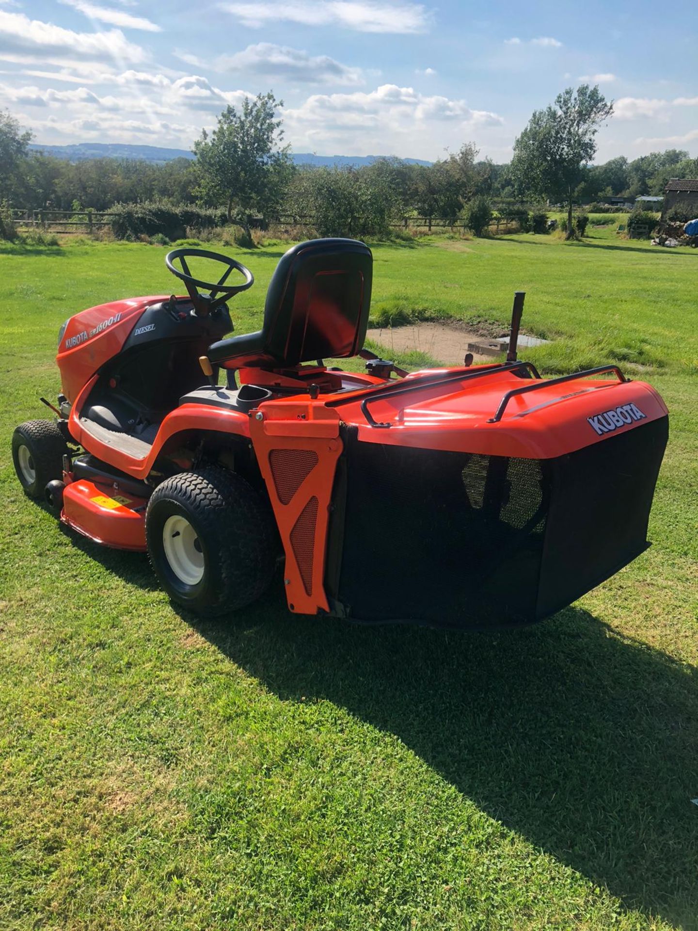 KUBOTA GR1600-II DIESEL RIDE ON LAWN MOWER, RUNS, DRIVES AND CUTS, EX DEMO CONDITION, ONLY 66 HOURS! - Image 3 of 4