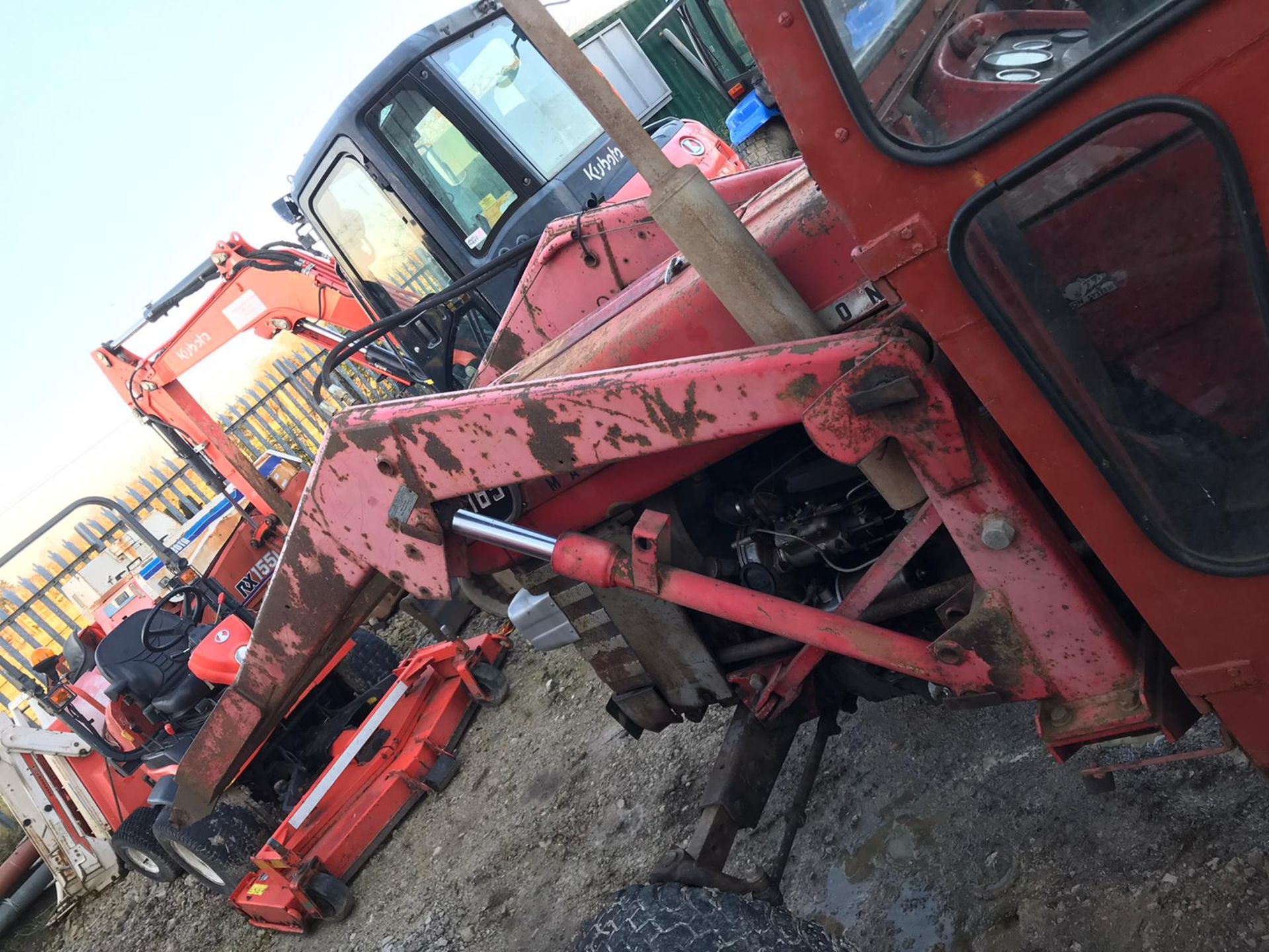 MASSEY FERGUSON 165 TRACTOR, C/W FRONT LOADER ATTACHMENT, RUNS AND WORKS *PLUS VAT* - Image 6 of 6