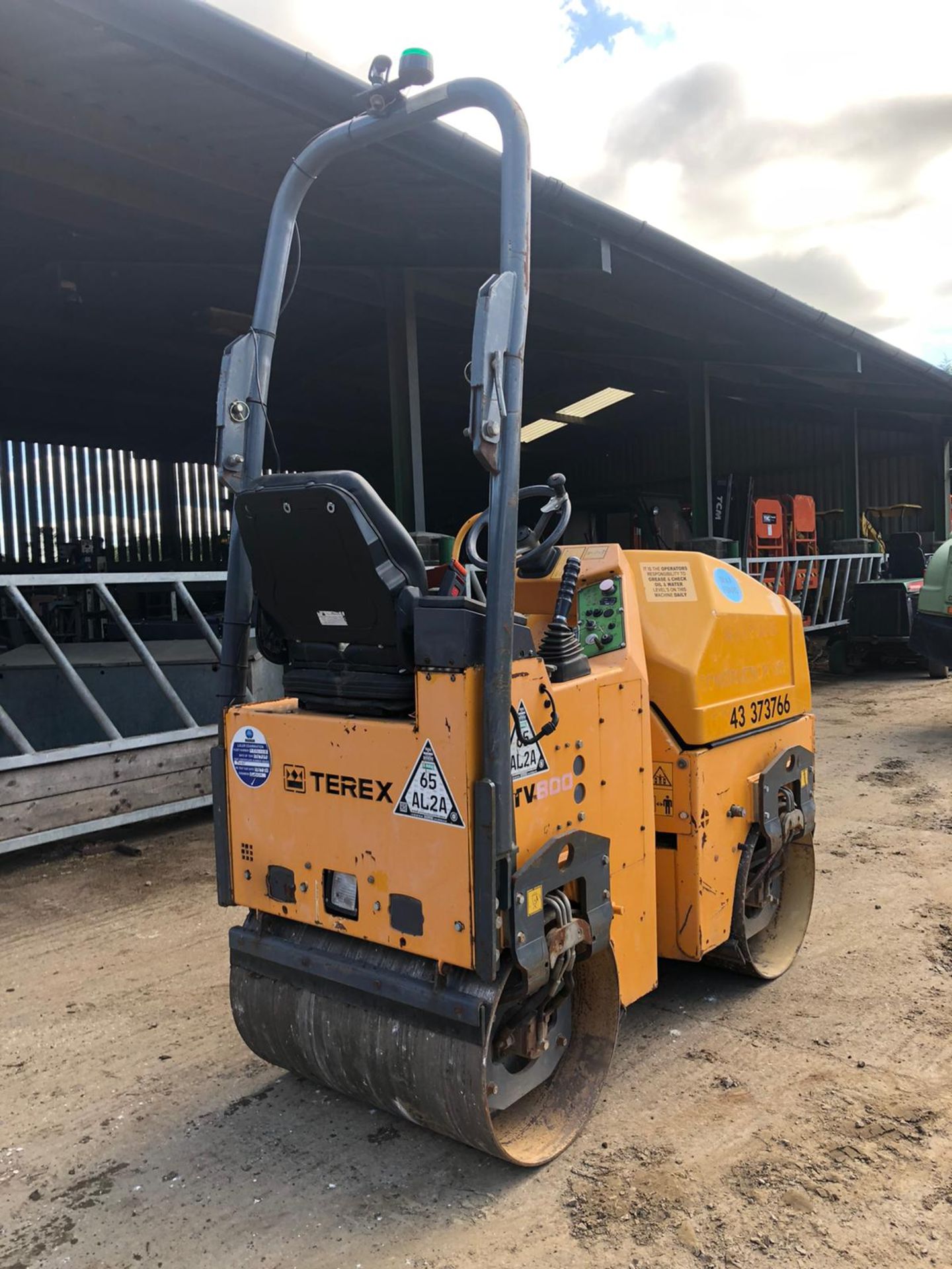 2012 TEREX TV800 RIDE ON TWIN DRUM VIBRATING ROLLER, 785 HOURS, RUNS, DRIVES AND VIBRATES *PLUS VAT* - Image 3 of 4