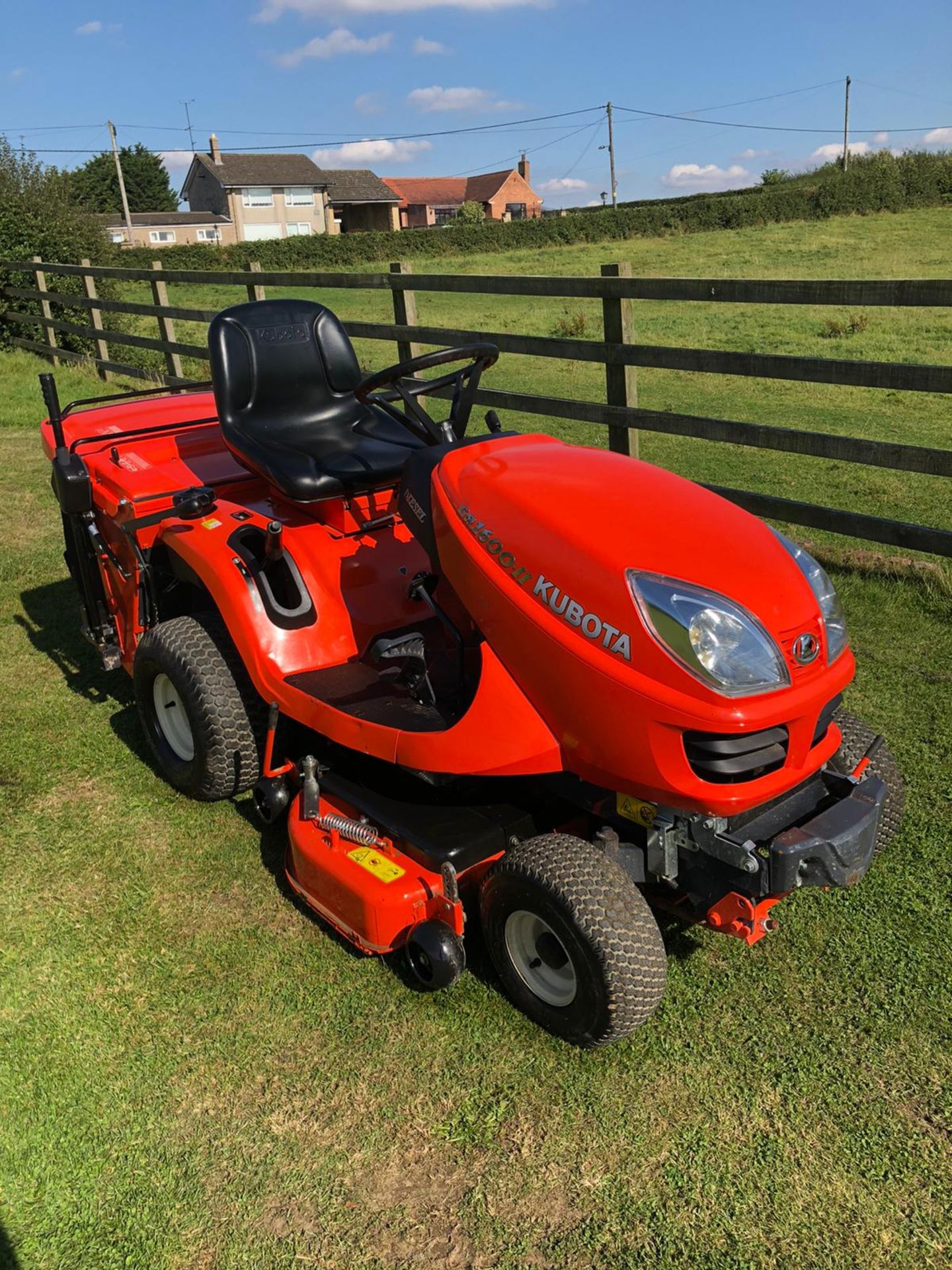 KUBOTA GR1600-II DIESEL RIDE ON LAWN MOWER, RUNS, DRIVES AND CUTS, EX DEMO CONDITION, ONLY 66 HOURS!