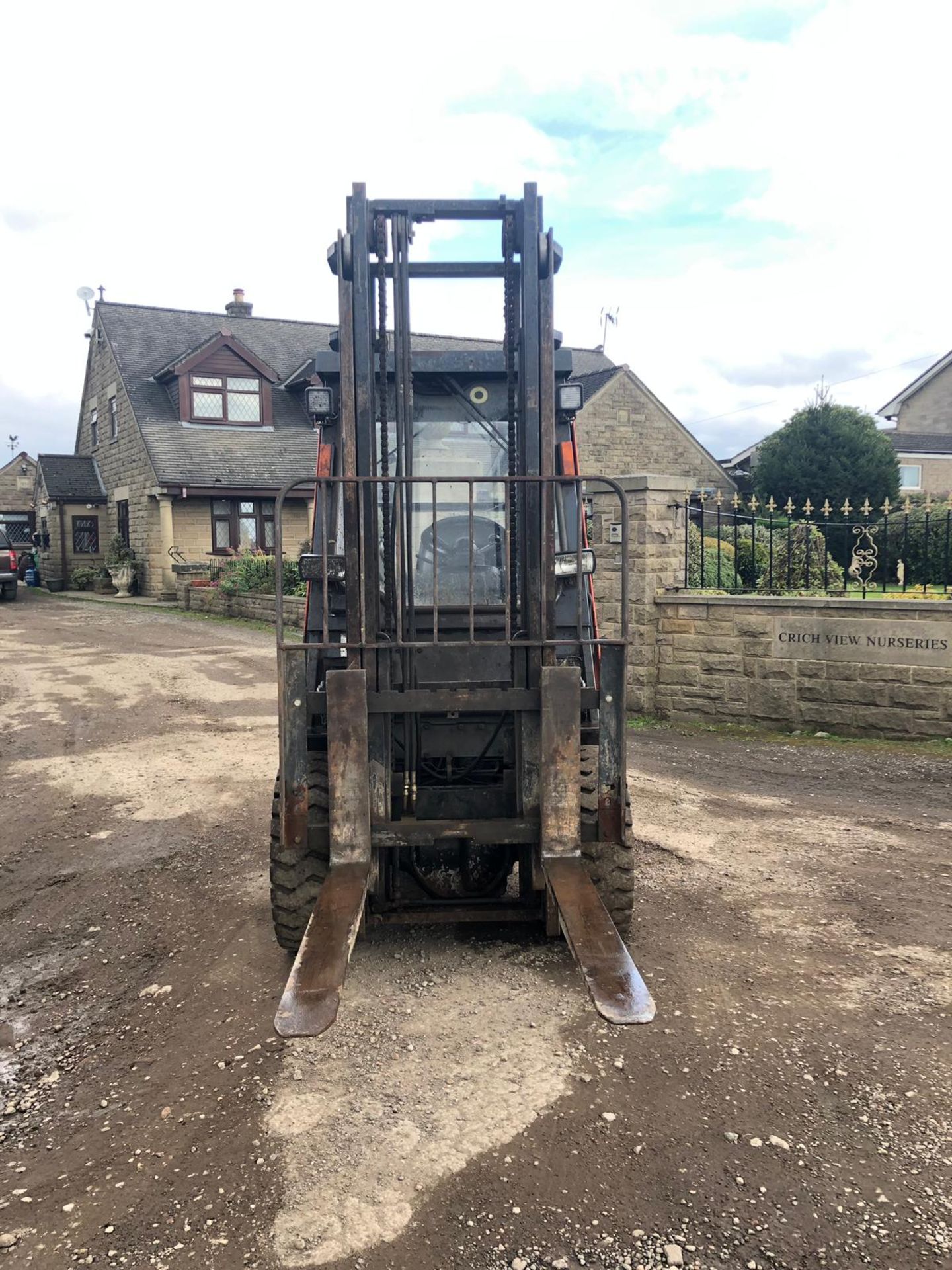 TOYOTA 3 TON DIESEL FORKLIFT, RUNS WORKS AND LIFTS, FULL GLASS CAB *PLUS VAT* - Image 6 of 6