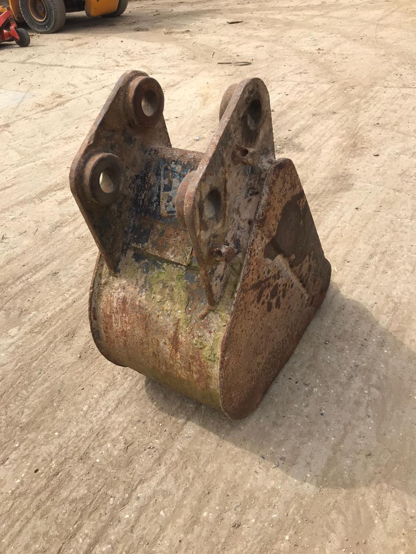 DIGGER BUCKET, NO TEETH - 40MM PINS *NO VAT* - Image 4 of 5