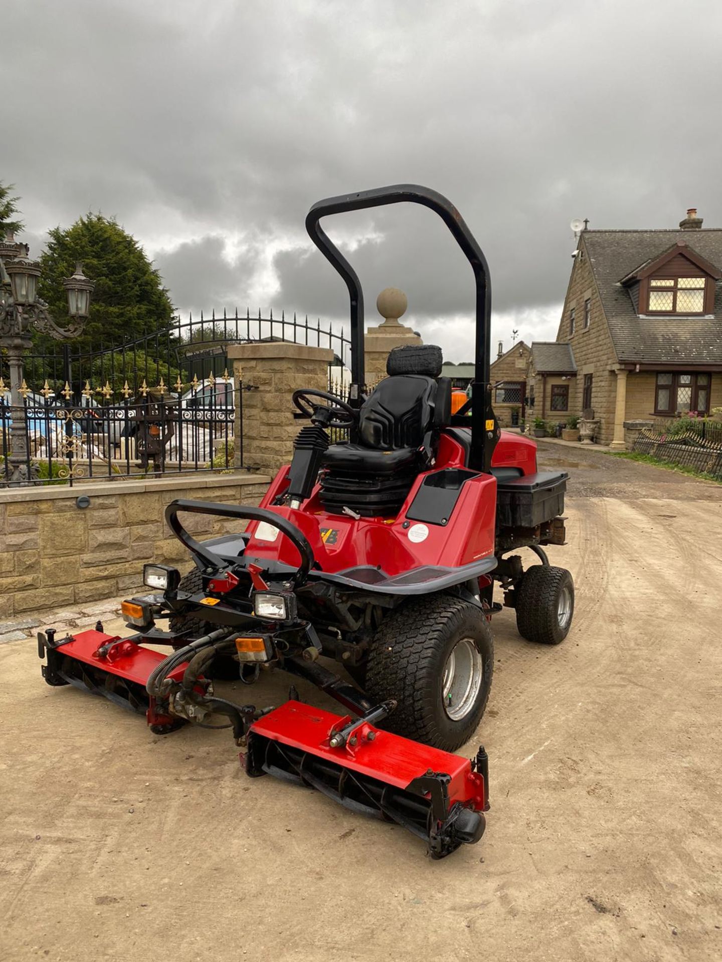 TORO LT3240 RIDE ON LAWN MOWER, 2012 ROAD REGISTERED, 4 WHEEL DRIVE, VERY CLEAN CONDITION *PLUS VAT* - Image 3 of 6