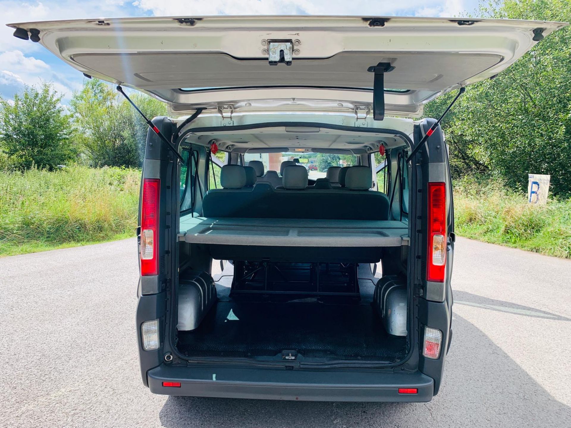 2011/11 REG VAUXHALL VIVARO 2900 COMBI CDTI 9 SEATER 2.0 DIESEL MINIBUS, SHOWING 2 FORMER KEEPERS - Image 5 of 14