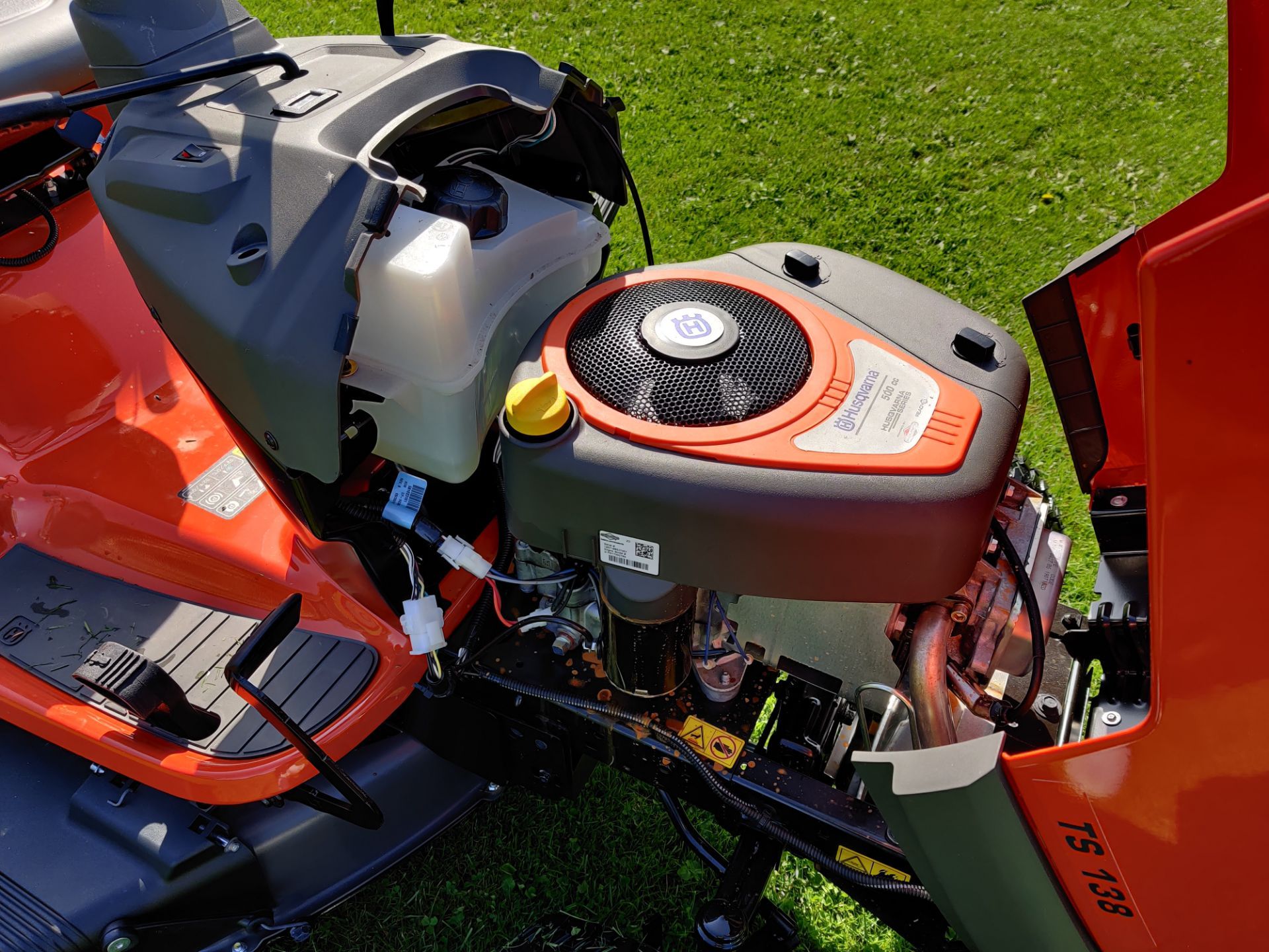 2020 BRAND NEW HUSQVARNA TS138 ROTARY RIDE ON LAWN MOWER SIDE DISCHARGE *PLUS VAT* - Image 9 of 9