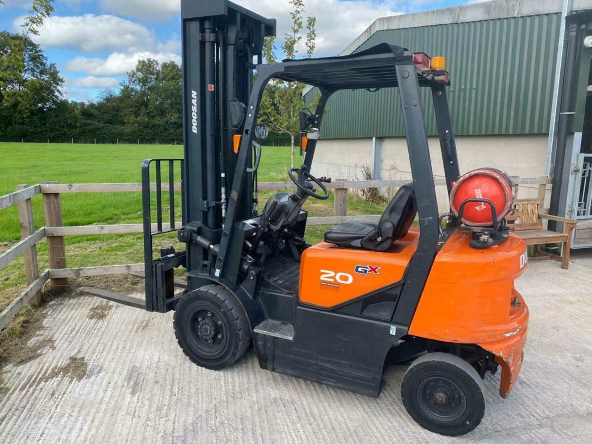 DOOSAN 2 TON GAS FORK LIFT, MODEL: G20G, 2016, TRIPLE MAST, SIDESHIFT, 5990 MM - 6 METRE, 1789 HOURS - Image 4 of 9