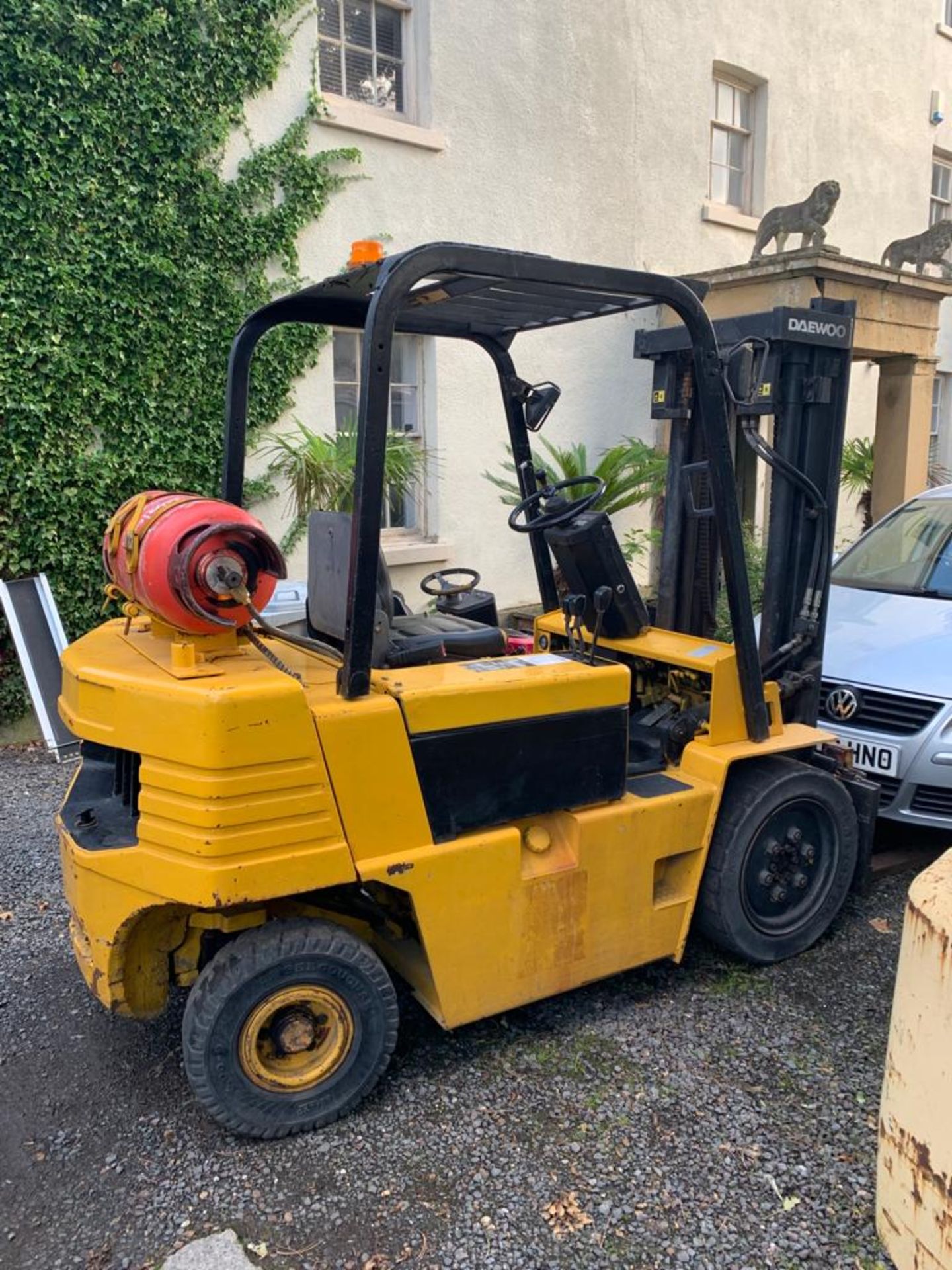 DAEWOO 2.5 TON GAS POWERED YELLOW FORKLIFT 3.2M LIFT HEIGHT, RUNS, WORKS AND LIFTS *PLUS VAT* - Image 4 of 6