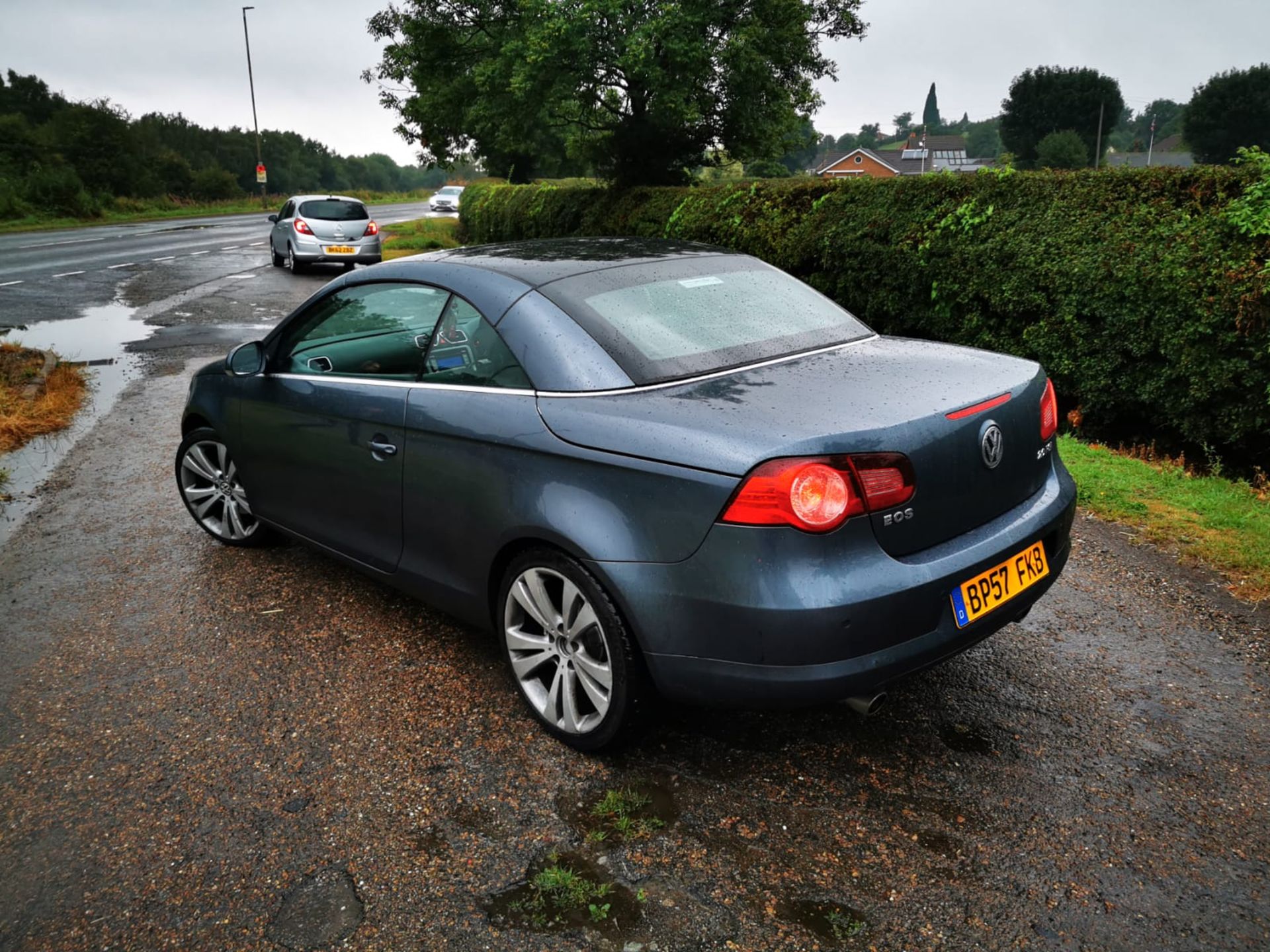 2008/57 REG VOLKSWAGEN EOS SPORT TDI 2.0 DIESEL GREY CONVERTIBLE, SHOWING 4 FORMER KEEPERS *NO VAT* - Image 9 of 18