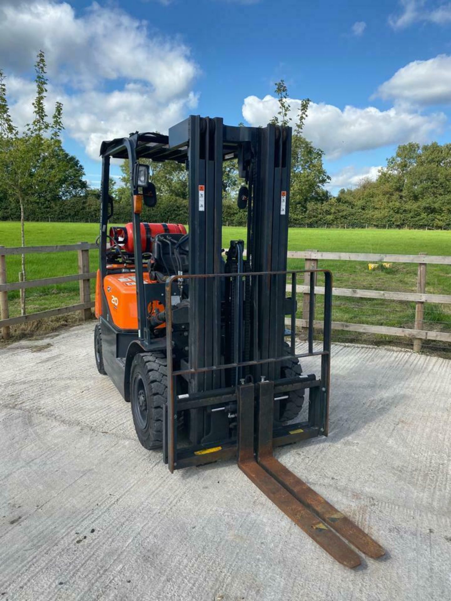 DOOSAN 2 TON GAS FORK LIFT, MODEL: G20G, YEAR 2016, TRIPLE MAST, SIDE SHIFT, CONTAINER SPEC, 4710MM - Image 2 of 5