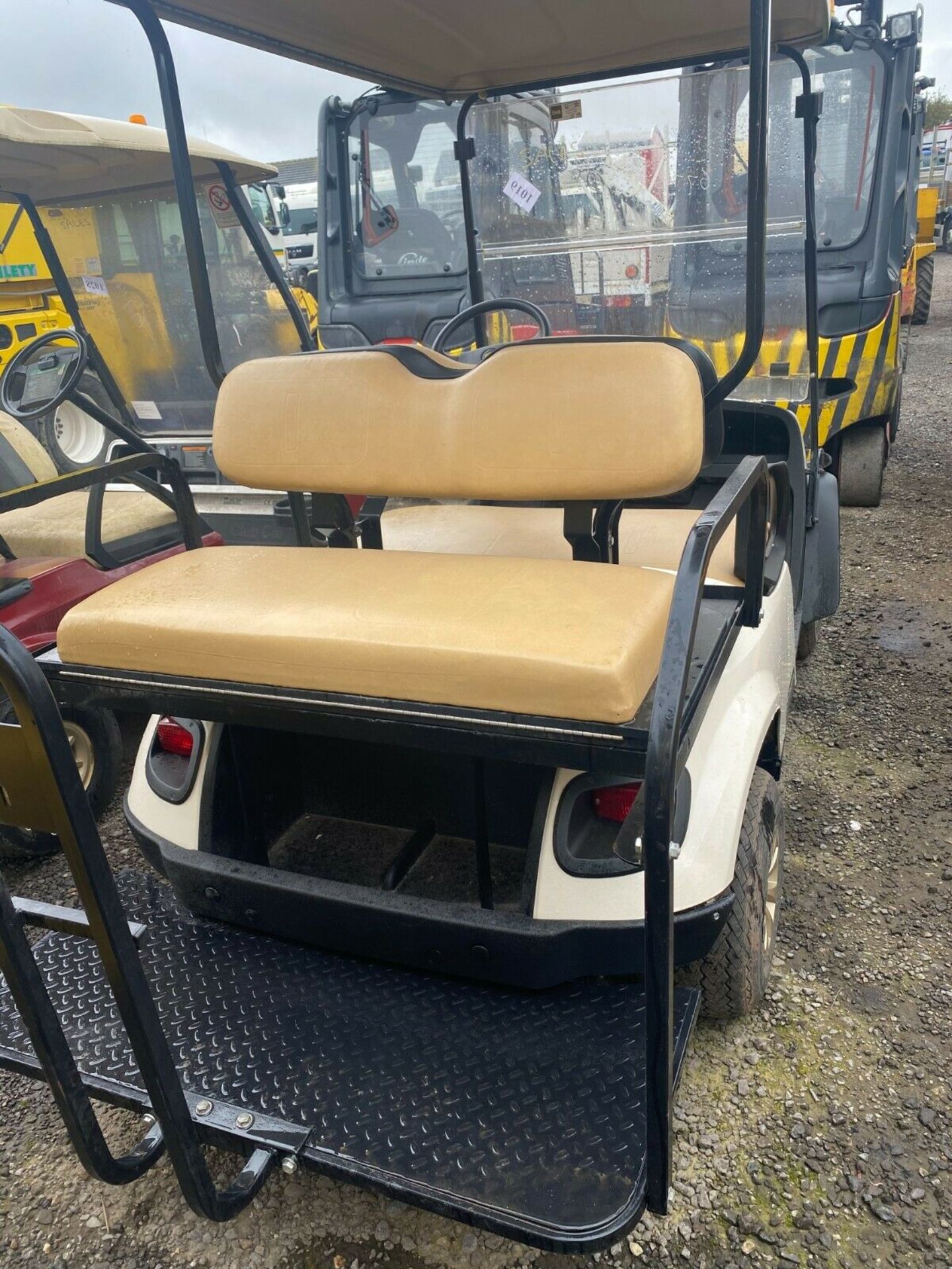 GOLF BUGGY CUSHMAN SHUTTLE 2 + 2, PETROL, 4 SEATER, ONLY 54 HOURS FROM NEW, PUCHASED NEW JUNE 2018 - Bild 9 aus 11