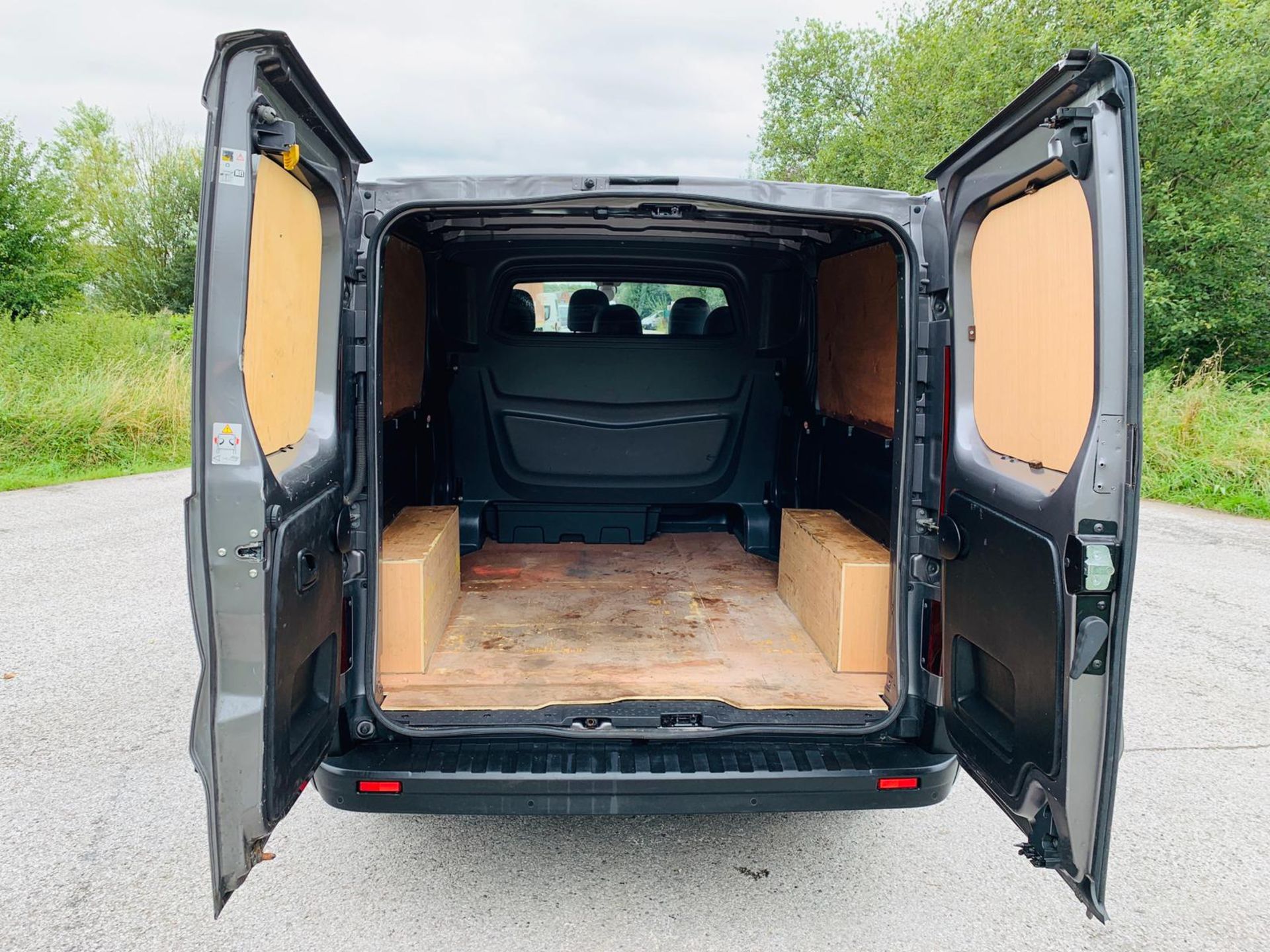 2019/19 REG RENAULT TRAFIC LL29 SPORT NAV ENERGY 1.6 DIESEL GREY CREW VAN, SHOWING 0 FORMER KEEPERS - Image 10 of 24