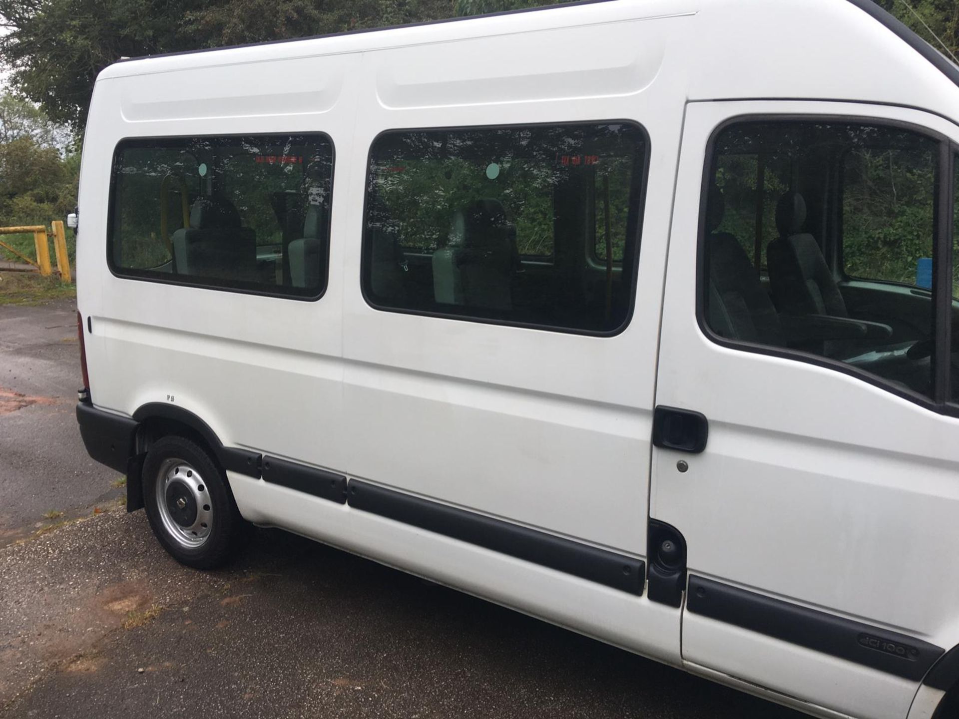 2006/56 REG RENAULT MASTER MM33 DCI 100 MWB MINIBUS 2.5 DIESEL, SHOWING 3 FORMER KEEPERS *NO VAT* - Image 8 of 38