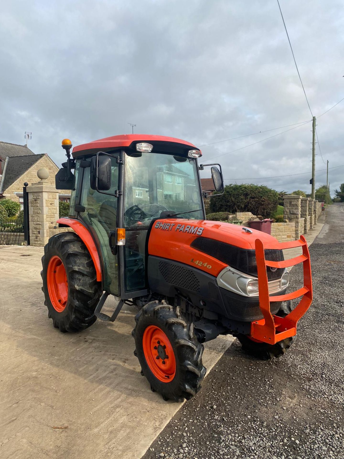 KUBOTA L4240 44HP TRACTOR, FULL GLASS CAB, LOW HOURS, GOOD TYRES, 4 WHEEL DRIVE, IN GOOD CONDITION - Image 2 of 8