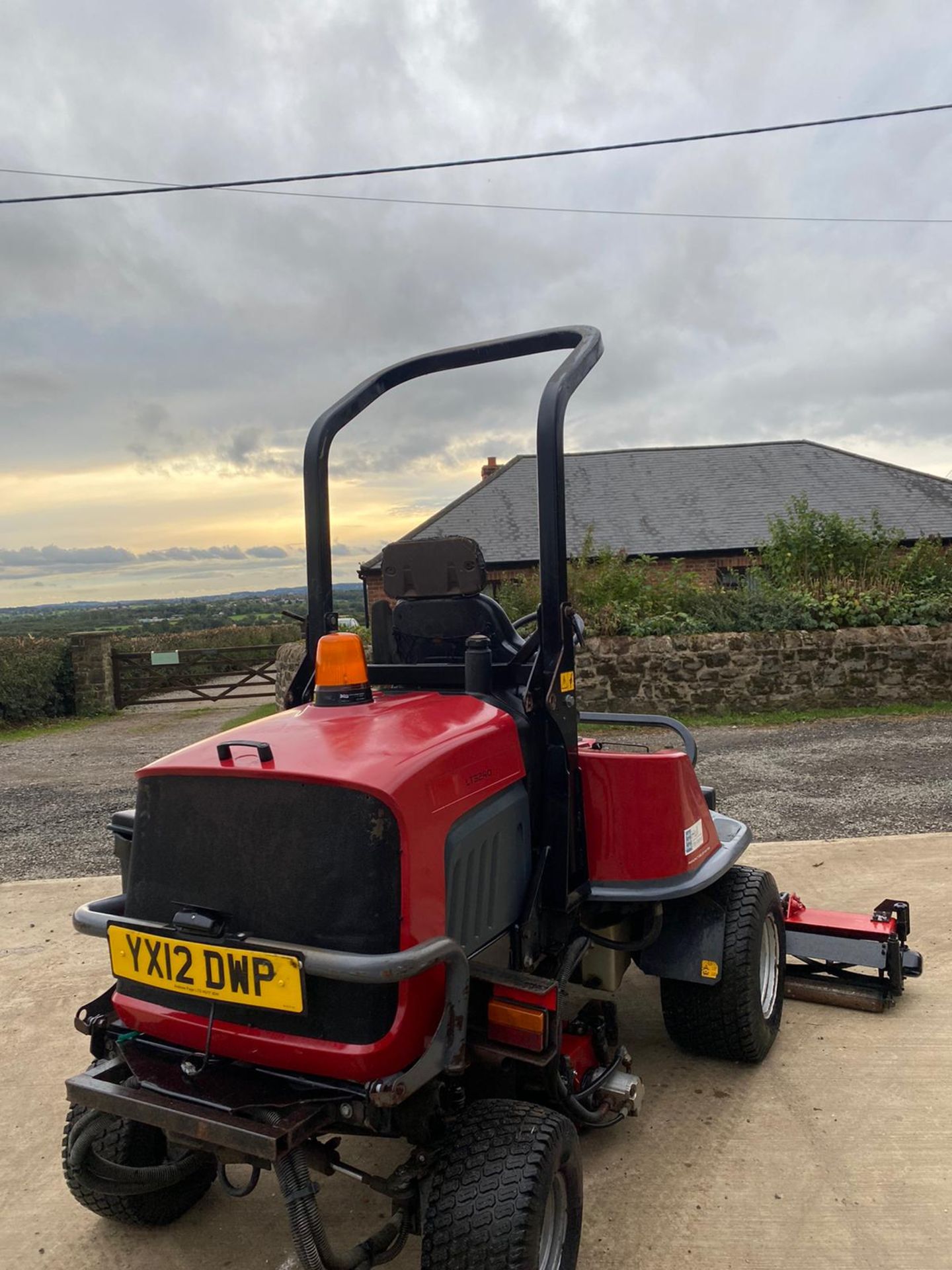 TORO LT3240 RIDE ON LAWN MOWER, 2012 ROAD REGISTERED, 4 WHEEL DRIVE, VERY CLEAN CONDITION *PLUS VAT* - Image 4 of 6