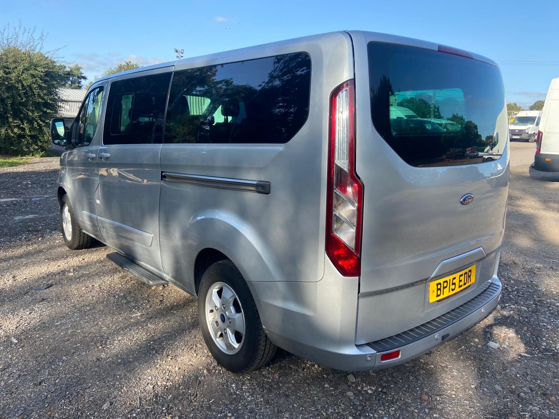 2015/15 REG FORD TOURNEO CUSTOM 300 LTD ECO-TECH 2.2 DIESEL SILVER MINIBUS, SHOWING 1 FORMER KEEPER - Image 4 of 13