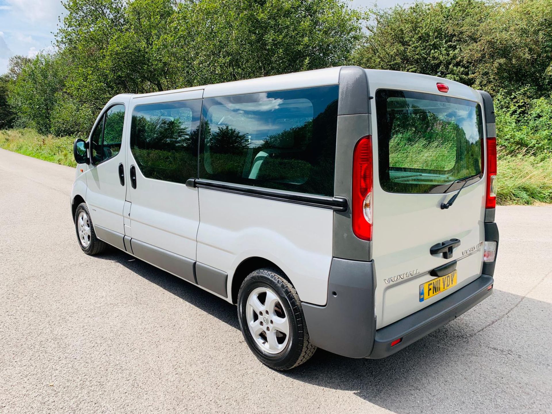 2011/11 REG VAUXHALL VIVARO 2900 COMBI CDTI 9 SEATER 2.0 DIESEL MINIBUS, SHOWING 2 FORMER KEEPERS - Image 3 of 14