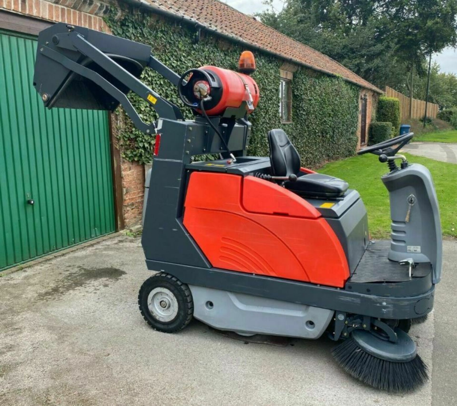 RIDE ON SWEEPER / COLLECTOR HAKO JONAS 1200V, GAS, ONLY 912 HOURS *PLUS VAT* - Image 4 of 8