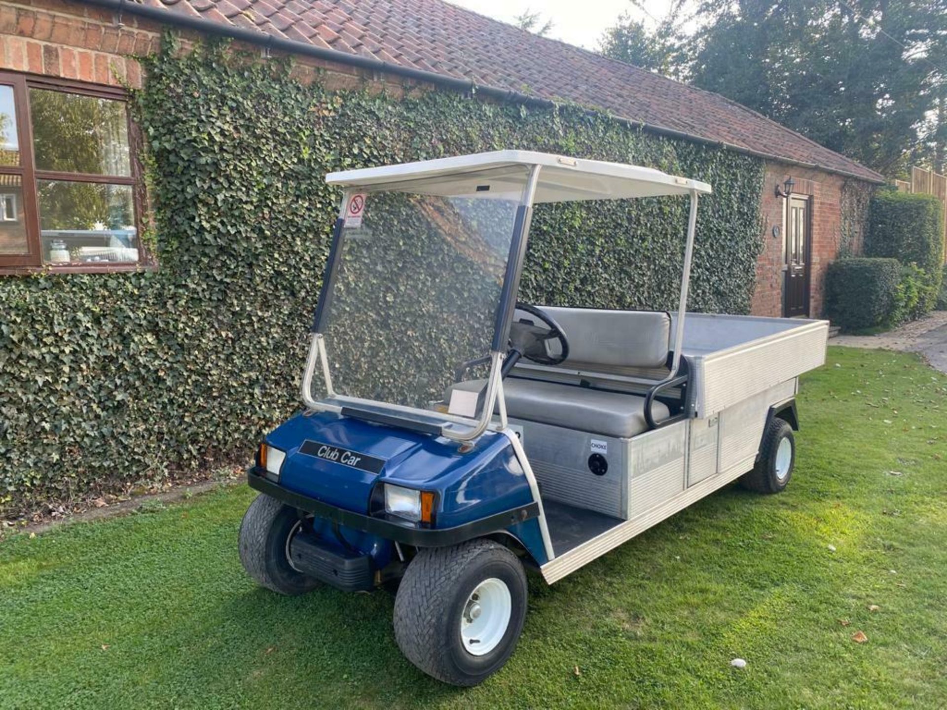 CLUB CAR CARRY ALL, PETROL, ONLY 733 HOURS, EXTRA LONG BODY - ideal HOTEL COMPLEX *PLUS VAT* - Image 2 of 12