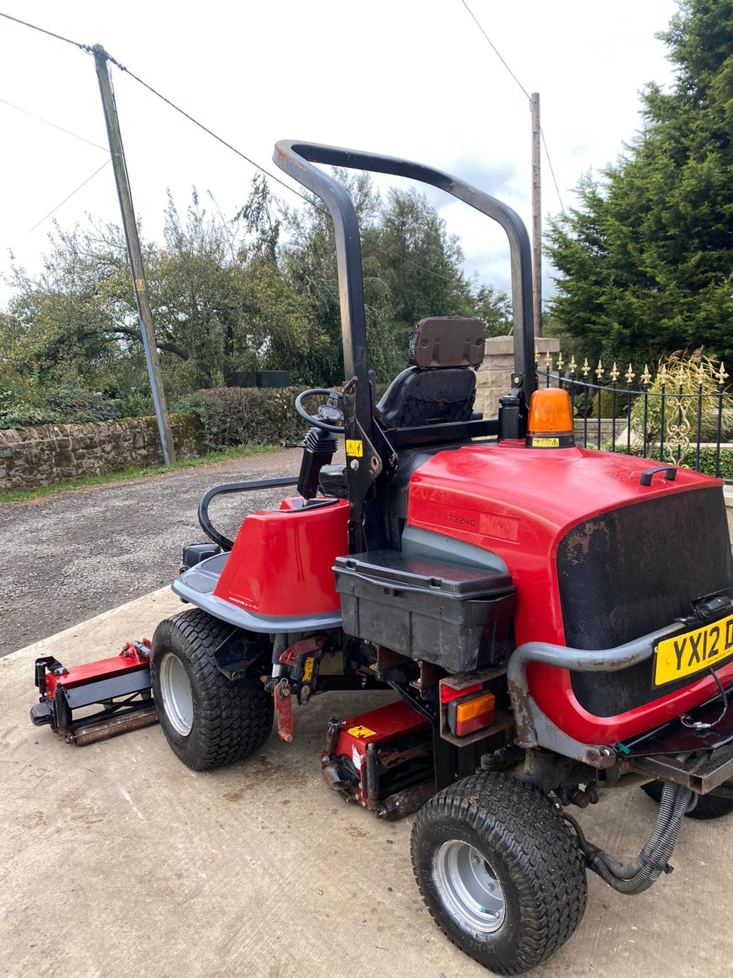 TORO LT3240 RIDE ON LAWN MOWER, 2012 ROAD REGISTERED, 4 WHEEL DRIVE, VERY CLEAN CONDITION *PLUS VAT* - Image 6 of 6