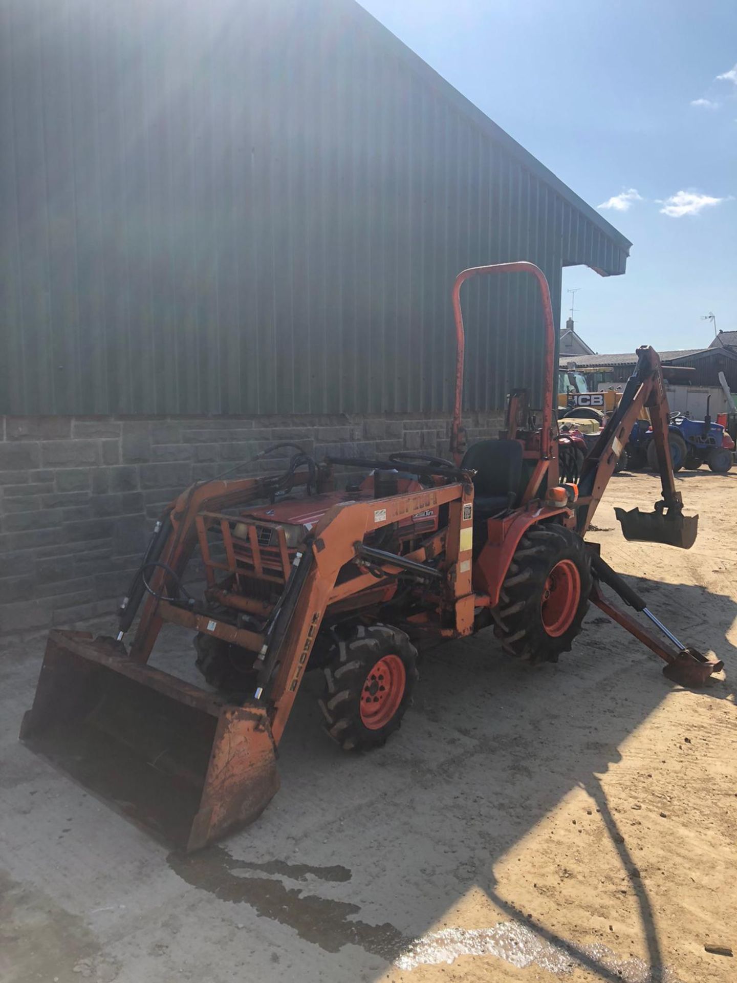 KUBOTA B1750 FRONT LOADER BACKHOE, RUNS, DRIVES AND DIGS, SHOWING 2150 HOURS *PLUS VAT* - Image 2 of 6