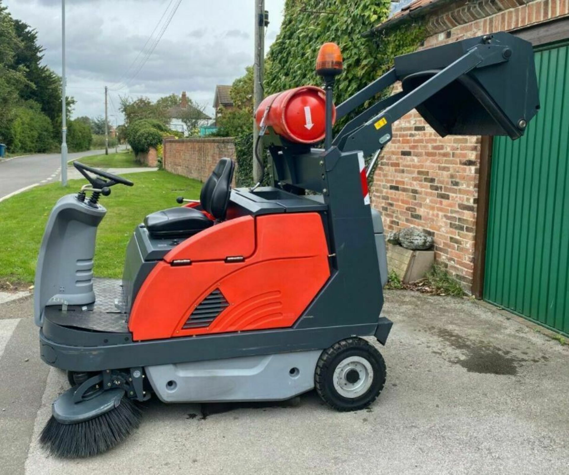 RIDE ON SWEEPER / COLLECTOR HAKO JONAS 1200V, GAS, ONLY 912 HOURS *PLUS VAT*