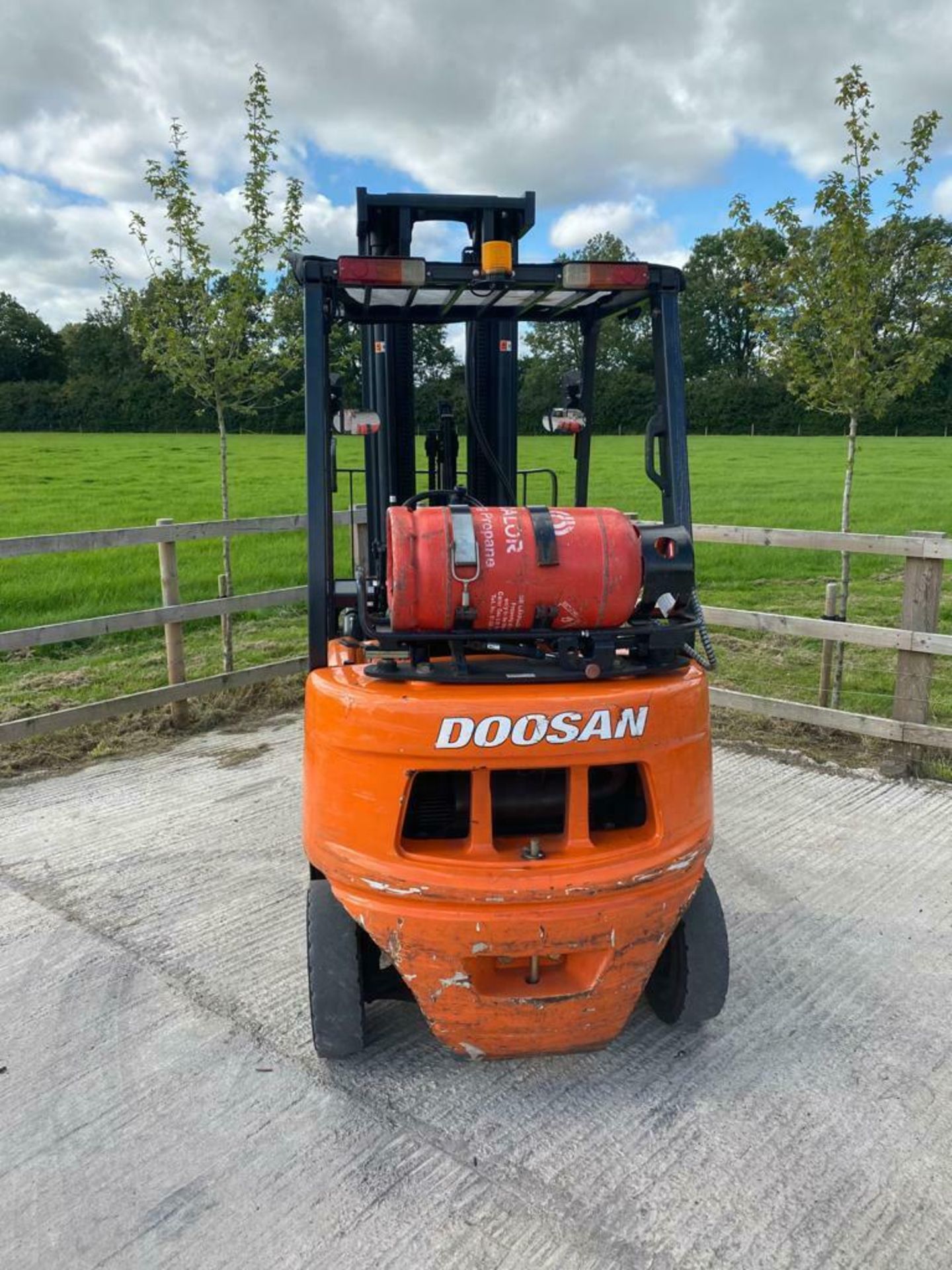 DOOSAN 2 TON GAS FORK LIFT, MODEL: G20G, 2016, TRIPLE MAST, SIDESHIFT, 5990 MM - 6 METRE, 1789 HOURS - Image 6 of 9