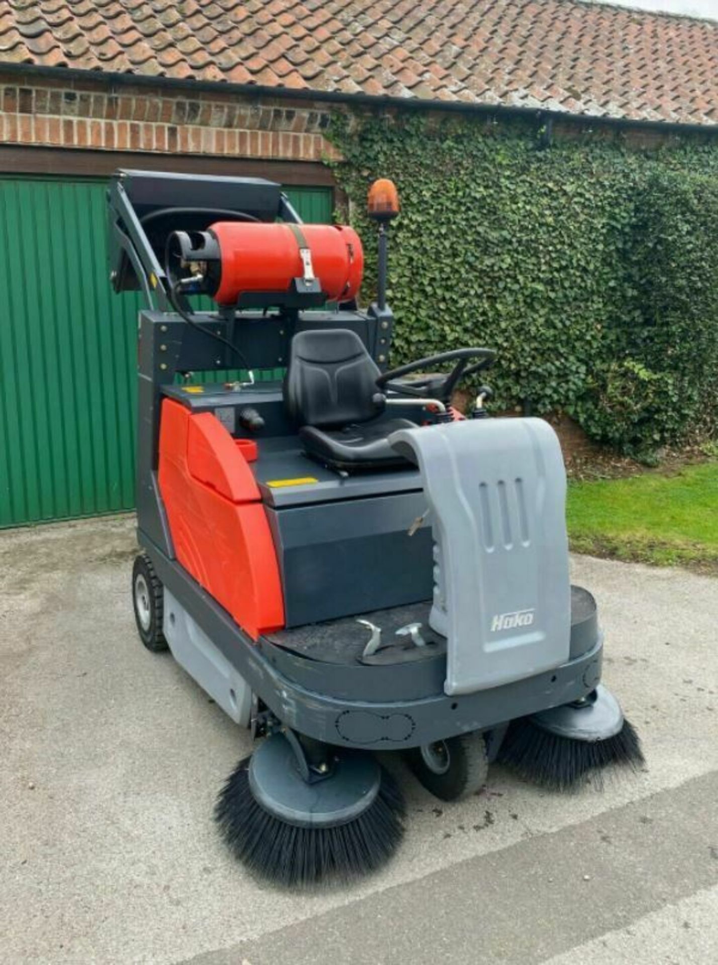 RIDE ON SWEEPER / COLLECTOR HAKO JONAS 1200V, GAS, ONLY 912 HOURS *PLUS VAT* - Image 8 of 8