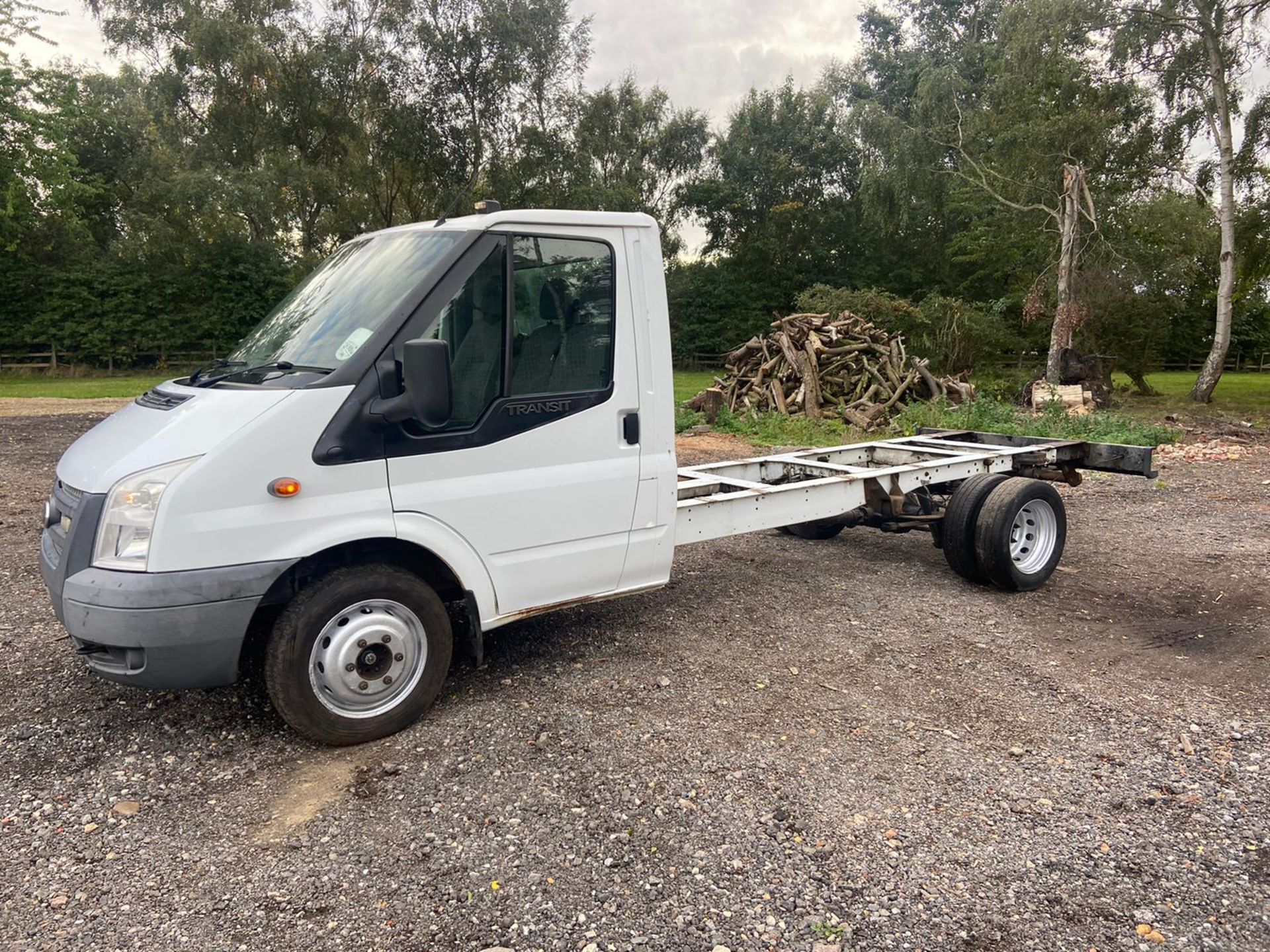 2013/63 REG FORD TRANSIT 125 T350 RWD 2.2 DIESEL CHASSIS WHITE, SHOWING 1 FORMER KEEPER *PLUS VAT* - Image 4 of 8