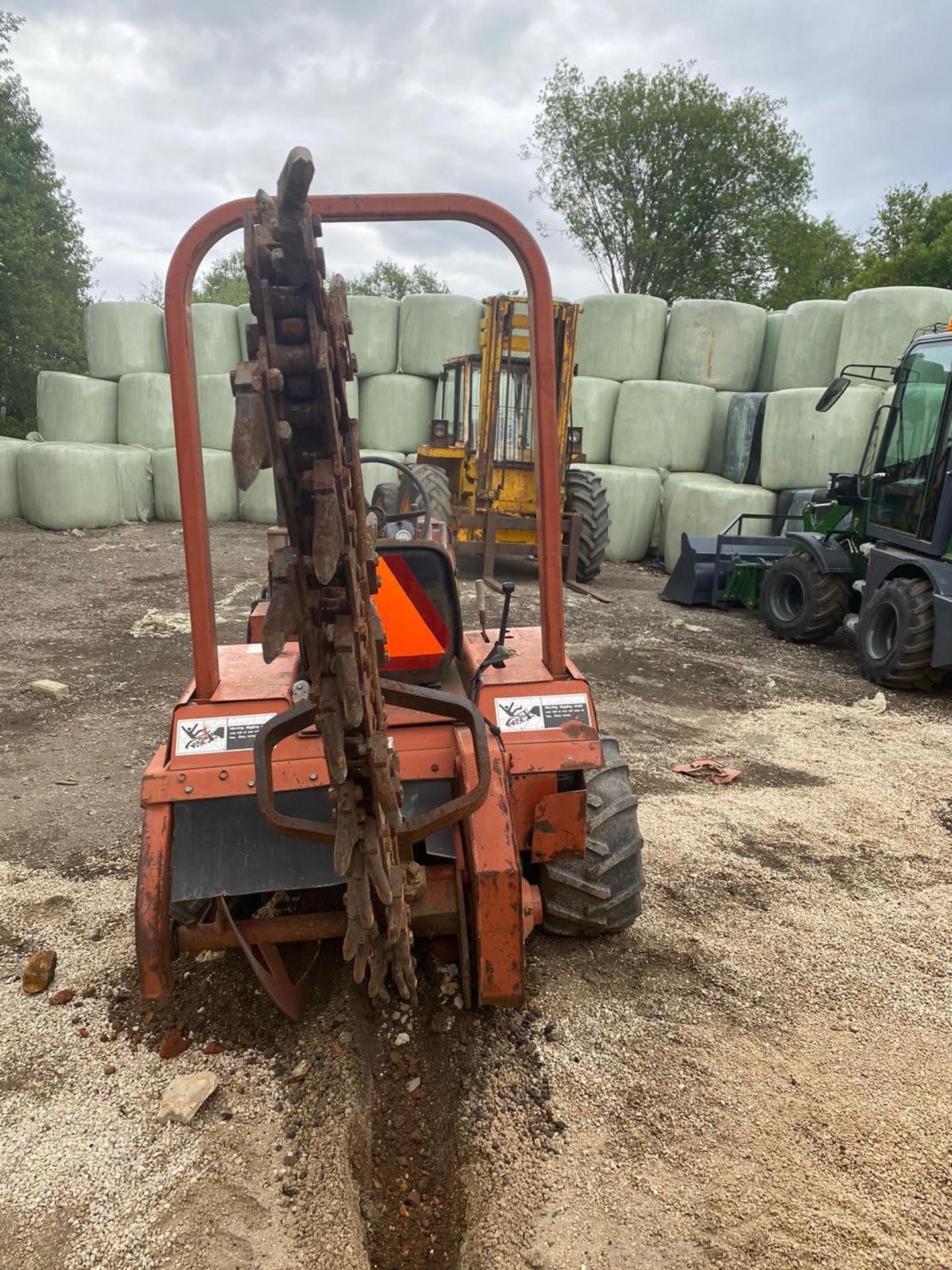 DITCH WITCH 2310 TRENCHER, RUNS AND WORKS, SHOWING 768 HOURS *PLUS VAT* - Image 5 of 7