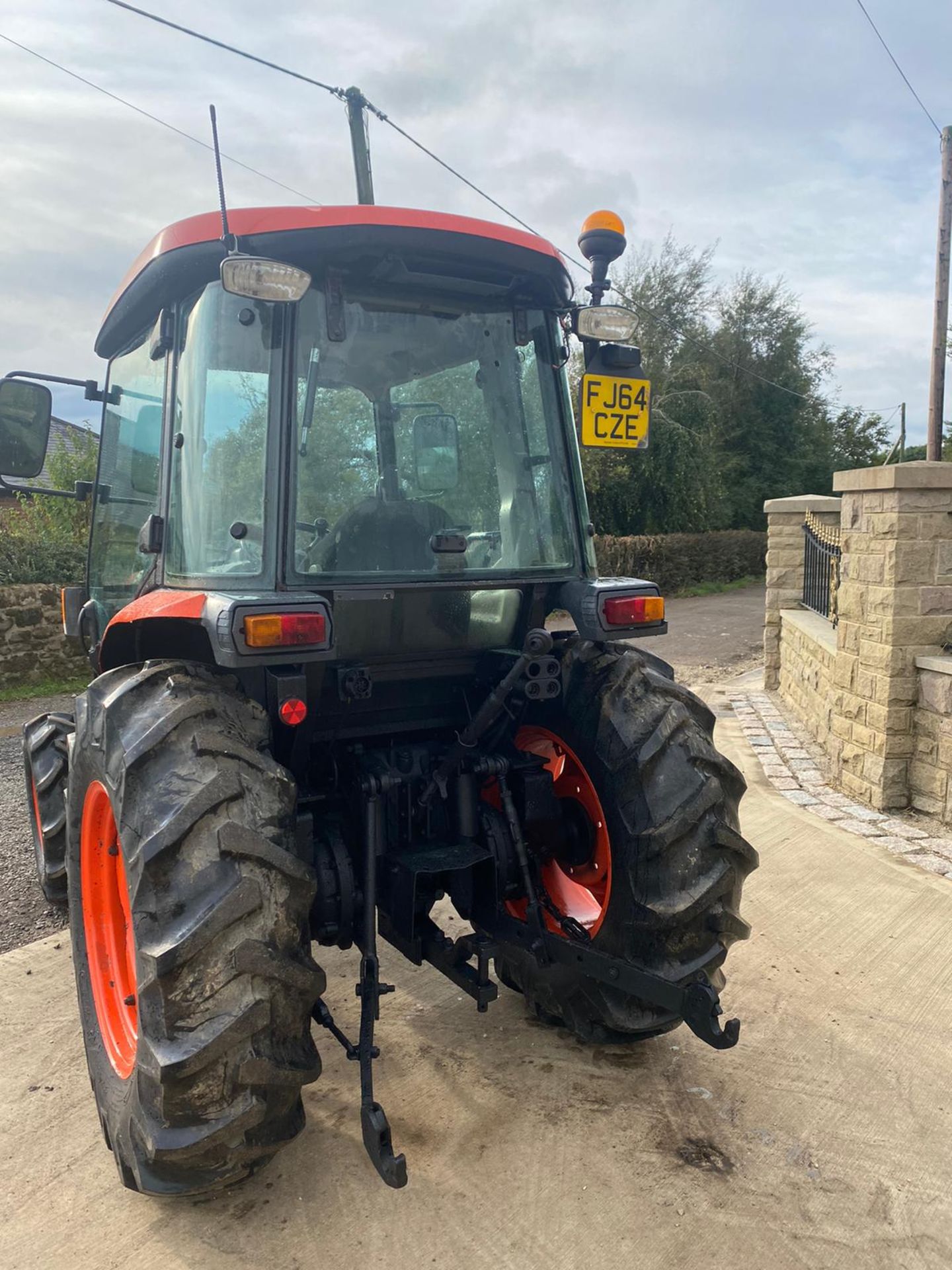 KUBOTA L4240 44HP TRACTOR, FULL GLASS CAB, LOW HOURS, GOOD TYRES, 4 WHEEL DRIVE, IN GOOD CONDITION - Bild 4 aus 8