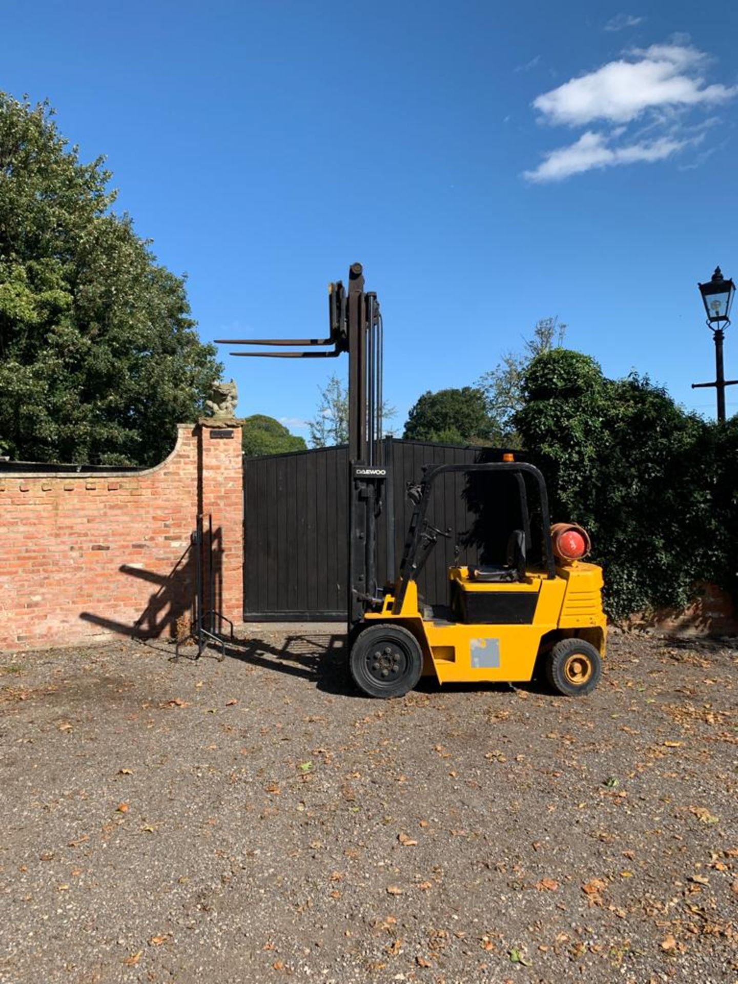 DAEWOO 2.5 TON GAS POWERED YELLOW FORKLIFT 3.2M LIFT HEIGHT, RUNS, WORKS AND LIFTS *PLUS VAT* - Image 2 of 6