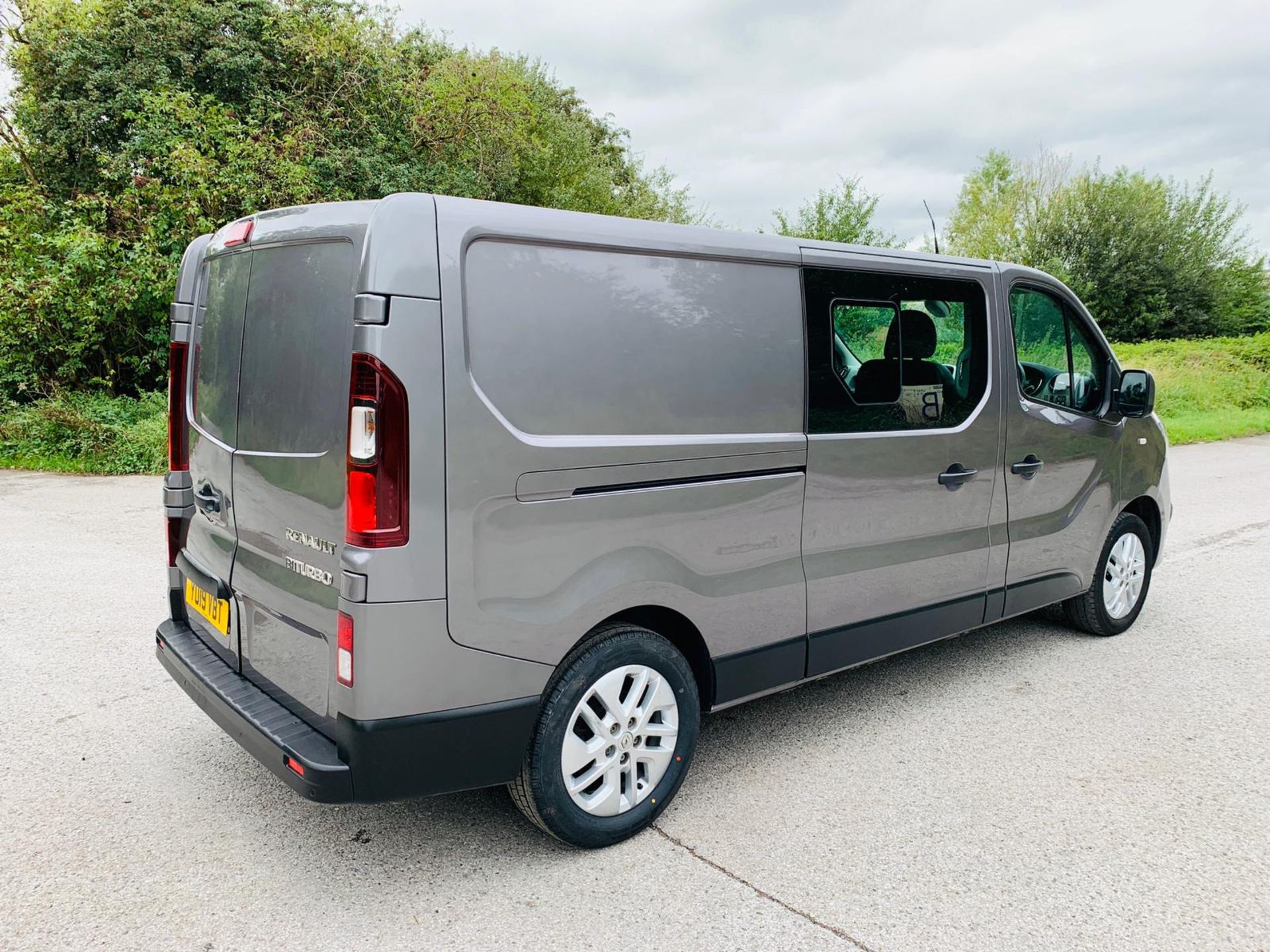 2019/19 REG RENAULT TRAFIC LL29 SPORT NAV ENERGY 1.6 DIESEL GREY CREW VAN, SHOWING 0 FORMER KEEPERS - Image 7 of 24