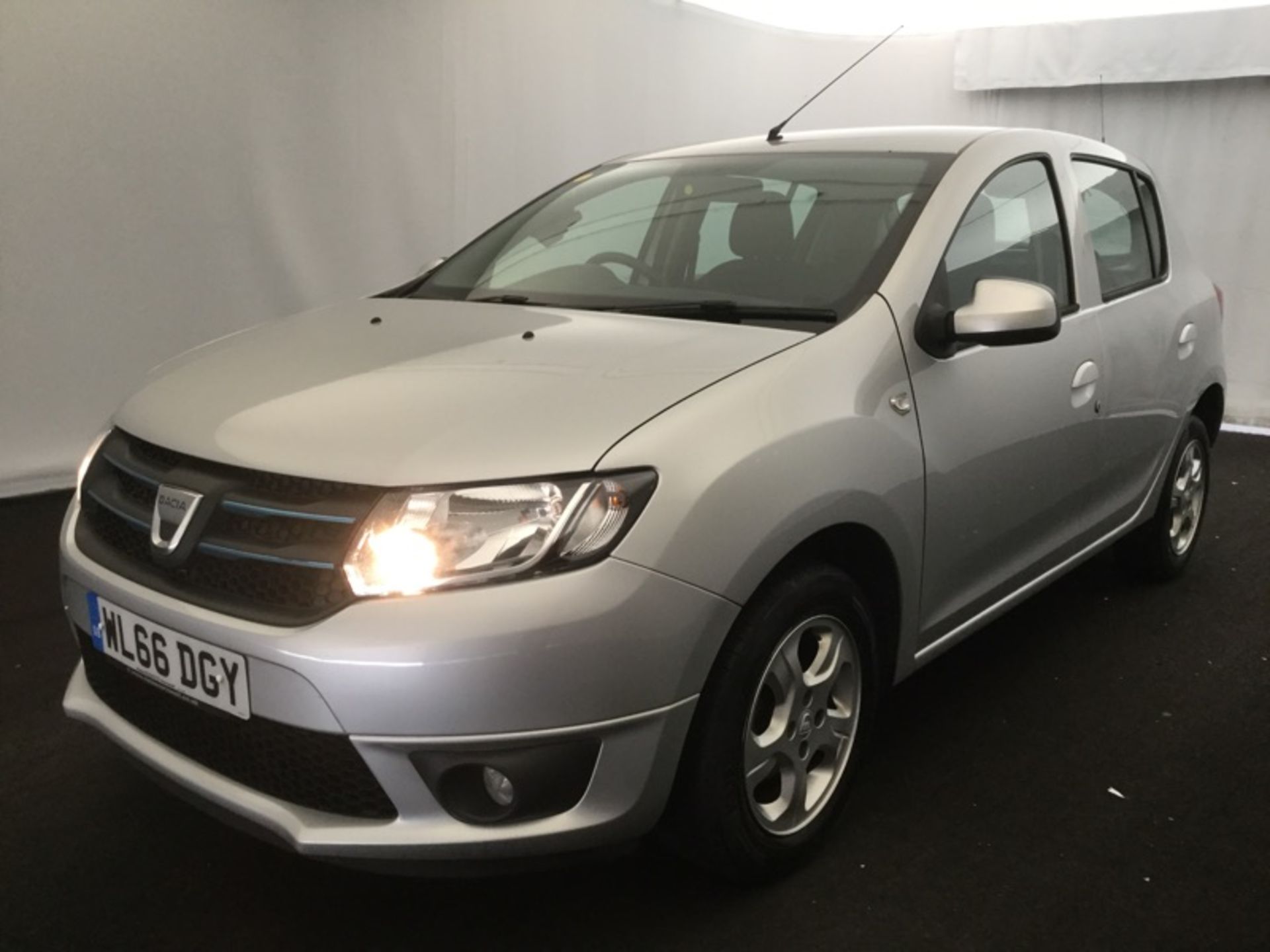 2016/66 REG DACIA SANDERO LAUREATE DCI 1.5 DIESEL SILVER 5DR HATCHBACK, SHOWING 1 FORMER KEEPER - Image 2 of 9