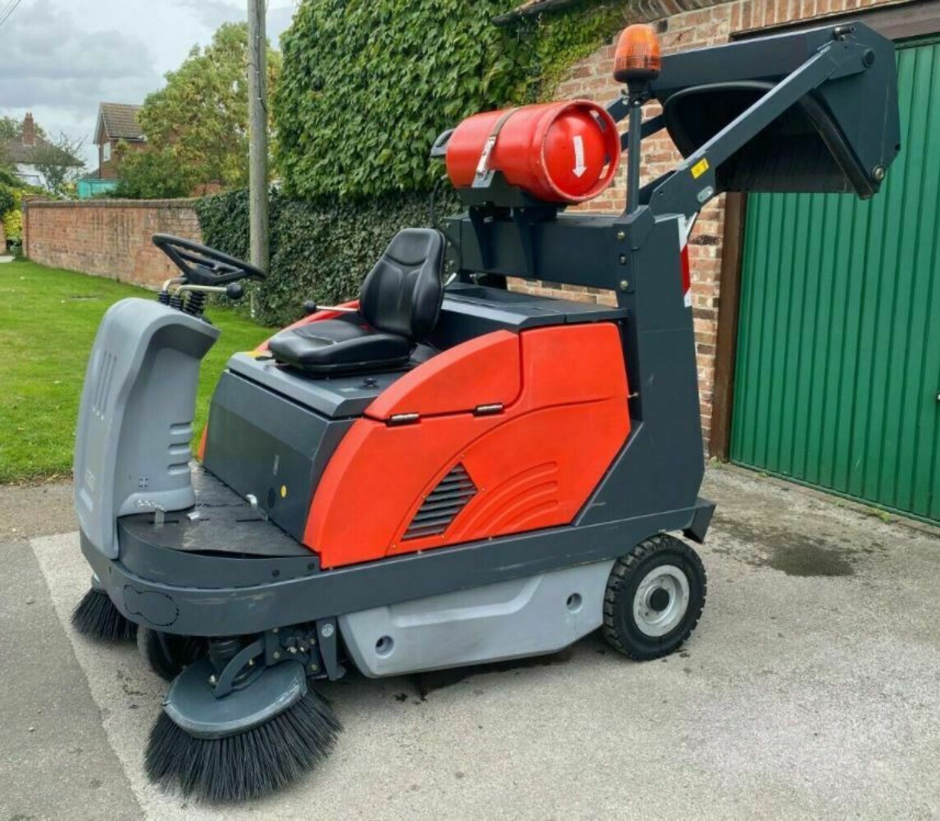 RIDE ON SWEEPER / COLLECTOR HAKO JONAS 1200V, GAS, ONLY 912 HOURS *PLUS VAT* - Image 2 of 8
