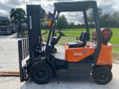 DOOSAN 2 TON GAS FORK LIFT, MODEL: G20G, YEAR 2016, TRIPLE MAST, SIDE SHIFT, CONTAINER SPEC, 4710MM