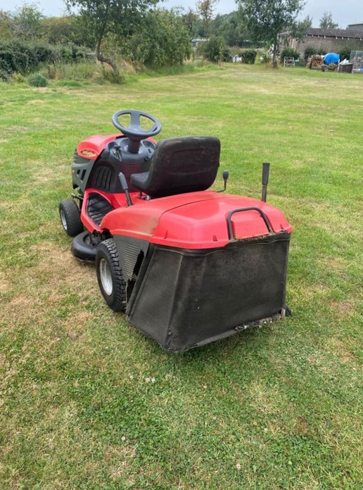 CASTLE GARDEN XJ140HD RIDE ON LAWN MOWER, RUNS, DRIVES AND CUTS *NO VAT* - Image 4 of 6
