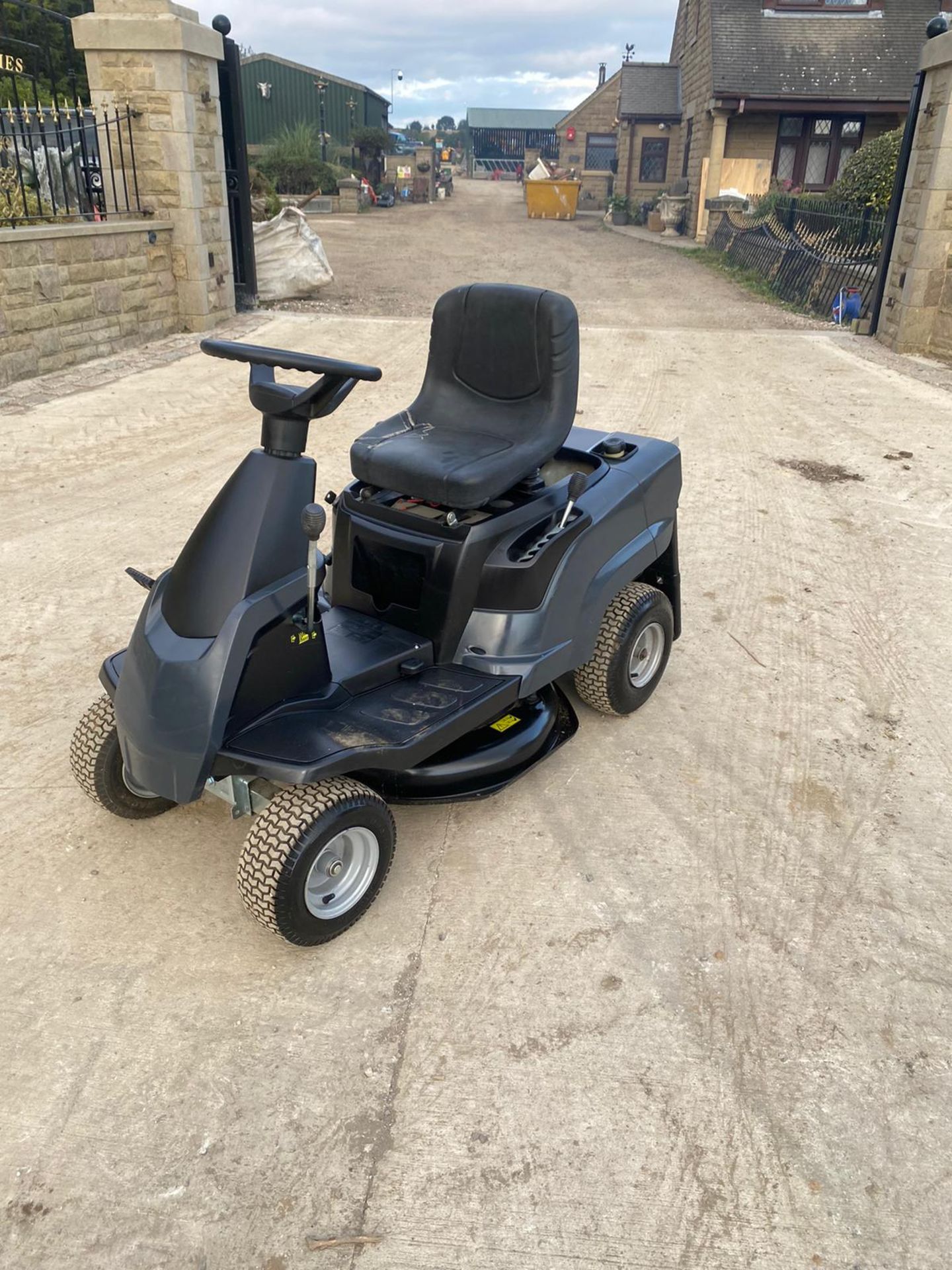 MOUNTFIELD 827M RIDE ON LAWN MOWER, RUNS, DRIVES AND CUTS *NO VAT* - Image 2 of 4