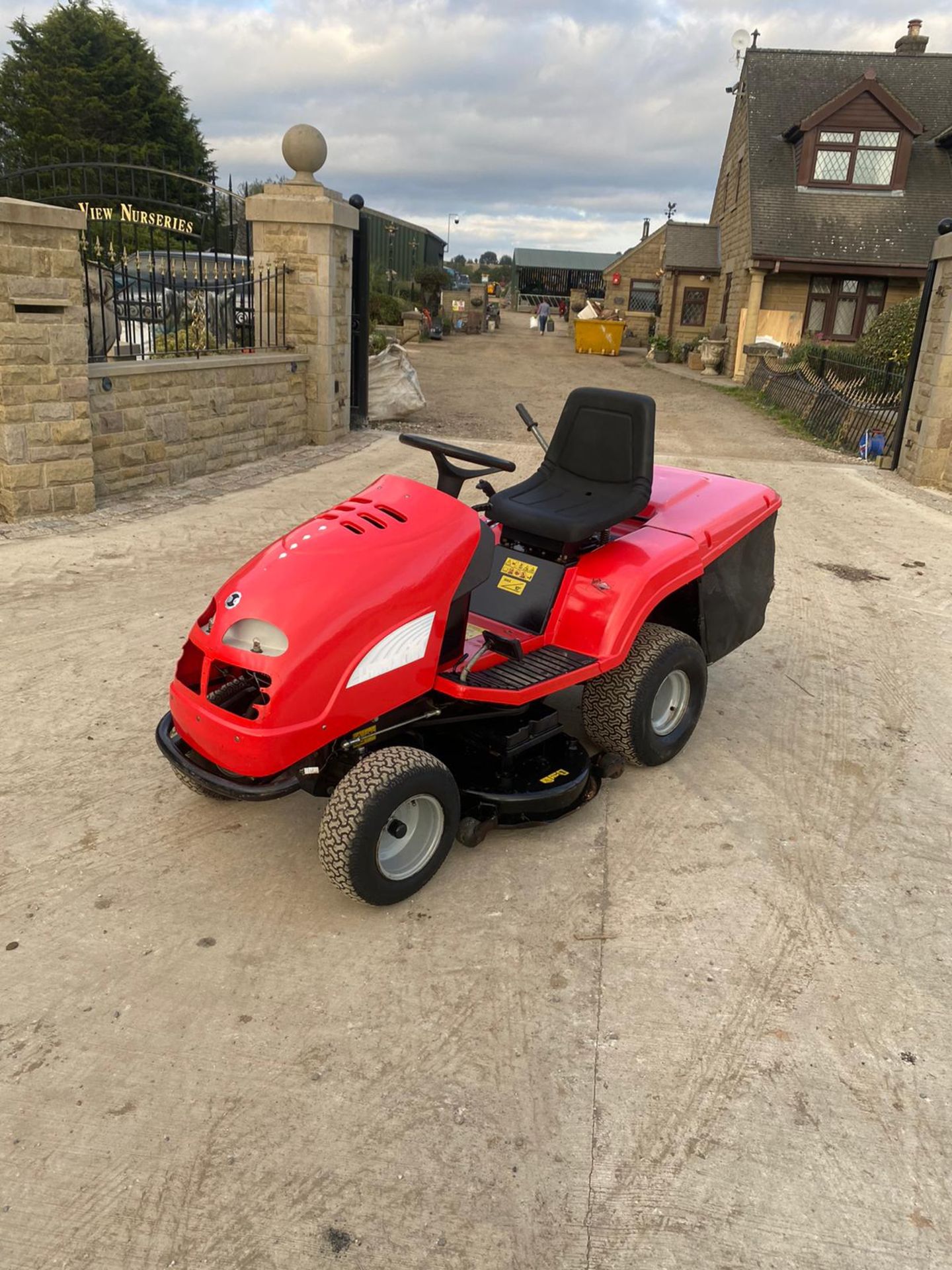 LAWNSTAR RIDE ON LAWN MOWER, RUNS, DRIVES AND CUTS, CLEAN MACHINE *NO VAT* - Image 2 of 6