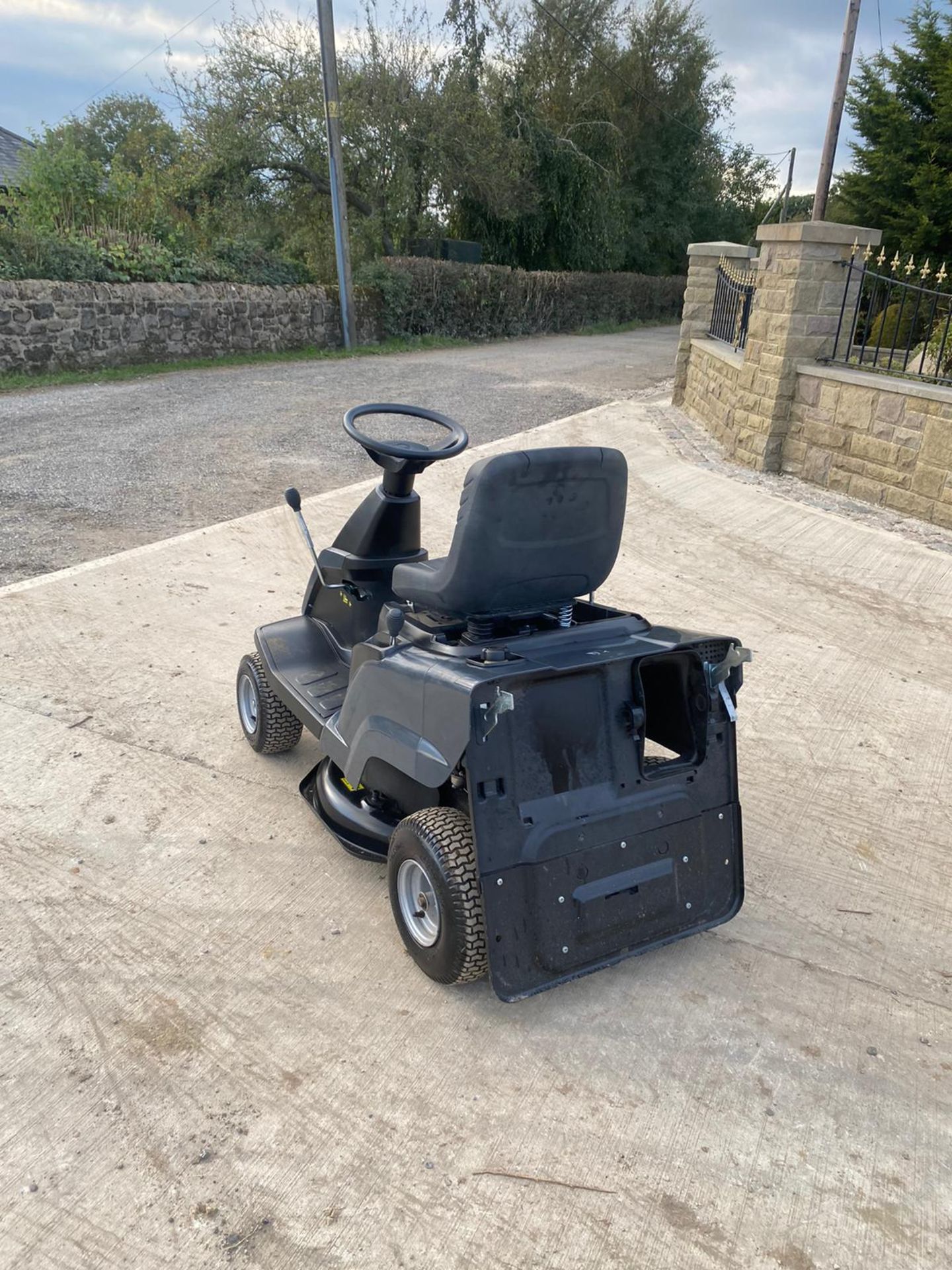 MOUNTFIELD 827M RIDE ON LAWN MOWER, RUNS, DRIVES AND CUTS *NO VAT* - Image 3 of 4