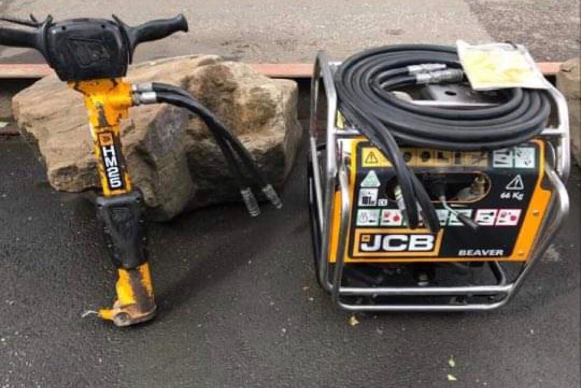 2017 JCB BEAVER PACK, RUNS AND WORKS, CLEAN MACHINE, C/W HOSE, BREAKER AND CHISEL *NO VAT* - Image 5 of 6