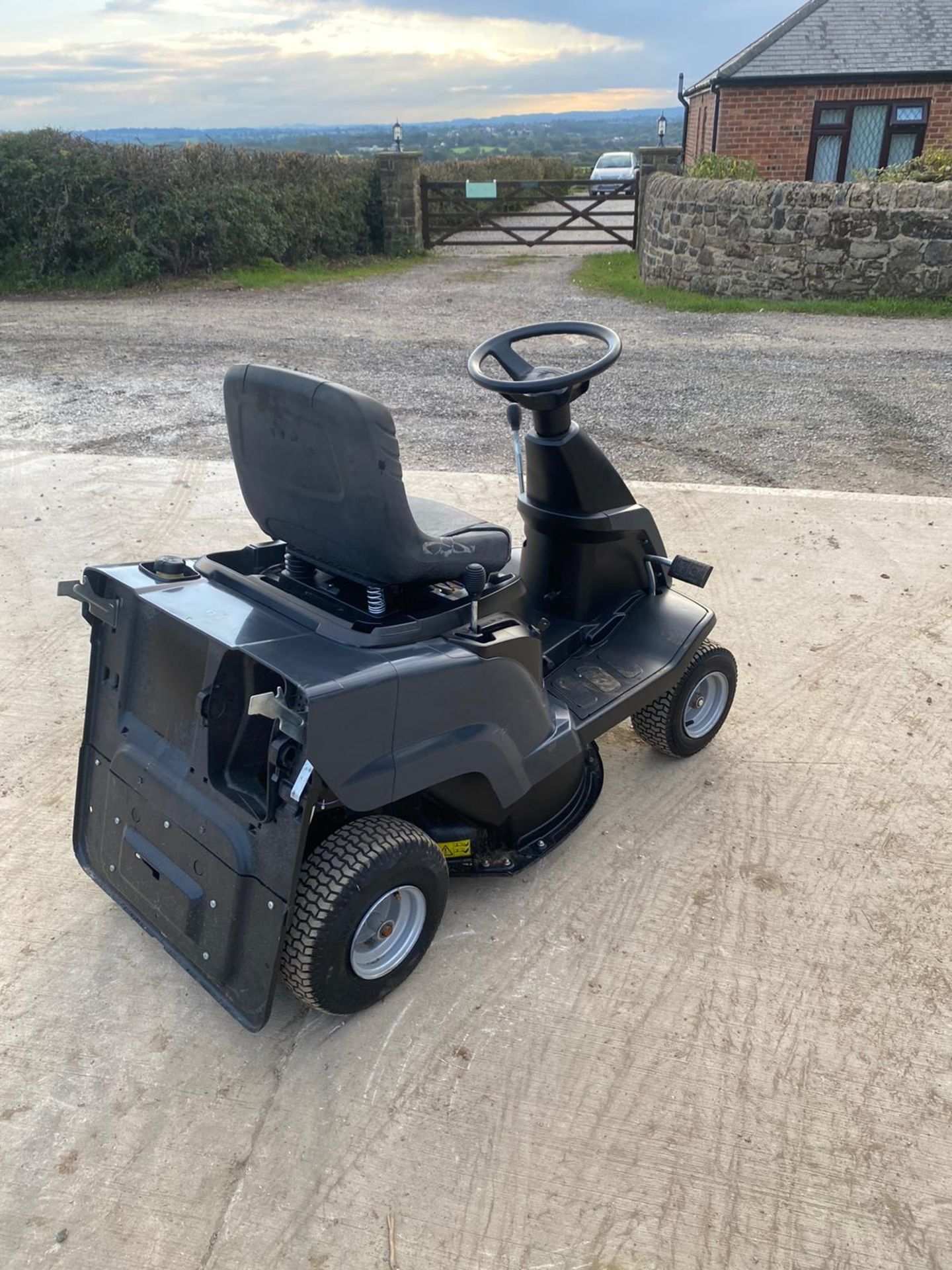 MOUNTFIELD 827M RIDE ON LAWN MOWER, RUNS, DRIVES AND CUTS *NO VAT* - Image 4 of 4