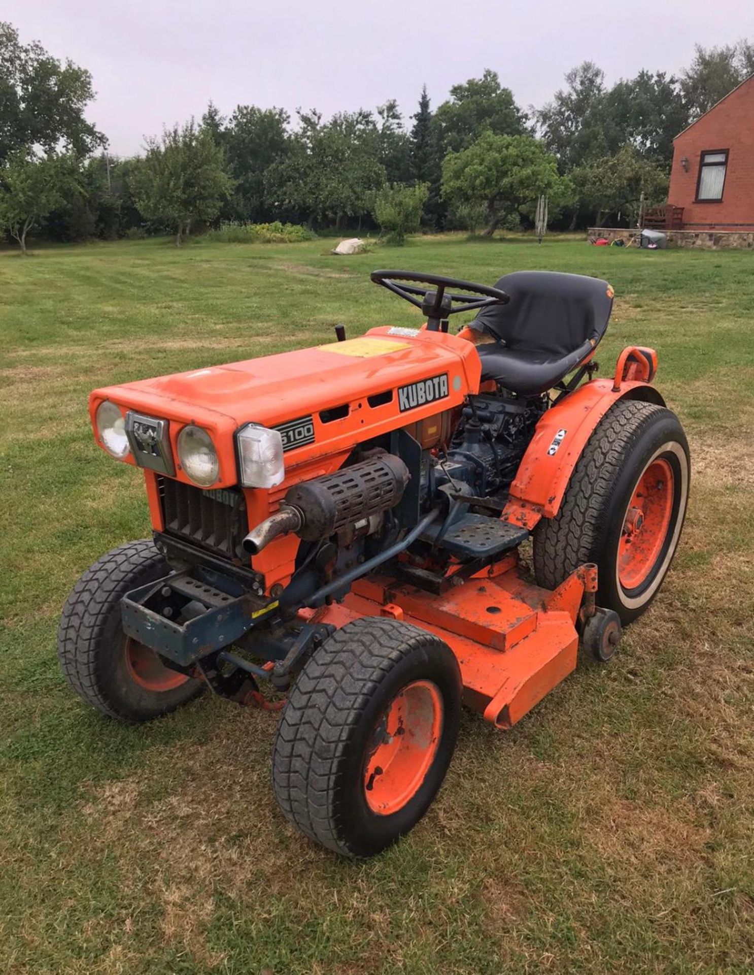 KUBOTA B5100 COMPACT TRACTOR, WITH UNDERSLUNG MOWER, 2 WHEEL DRIVE, REAR PTO *NO VAT* - Image 2 of 5