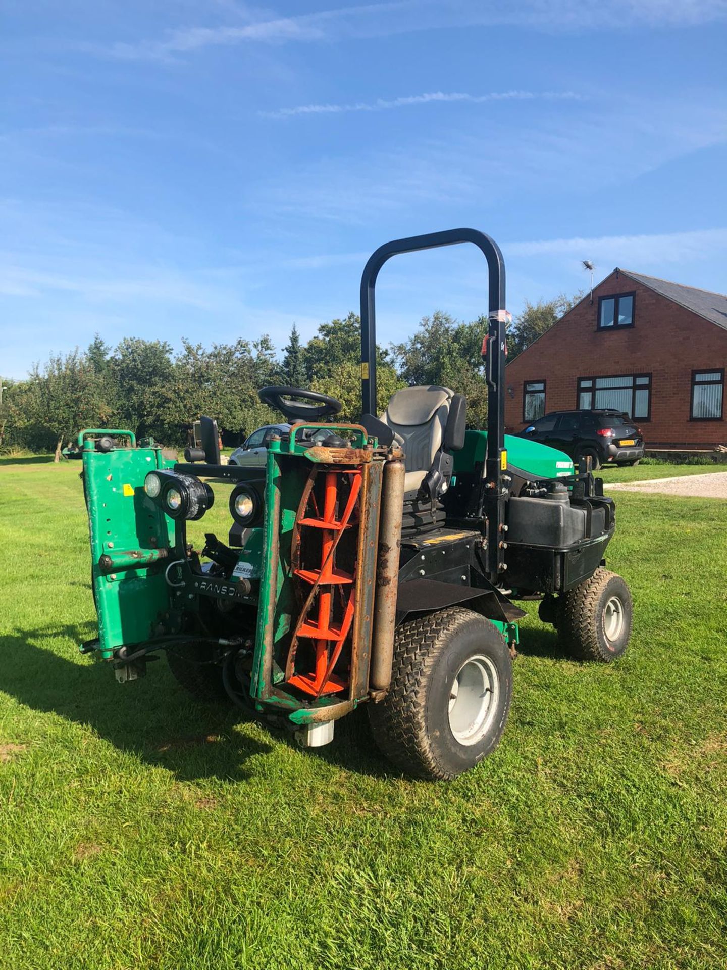 2013 RANSOMES PARKWAY 3 RIDE ON LAWN MOWER, RUNS, DRIVES AND CUTS *PLUS VAT*