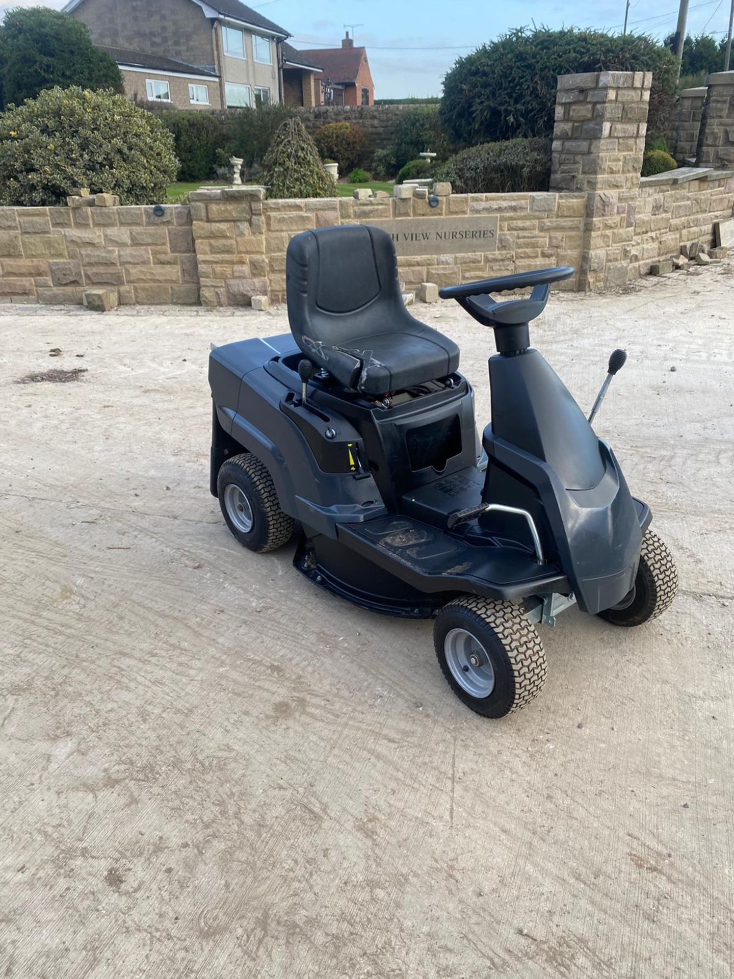 MOUNTFIELD 827M RIDE ON LAWN MOWER, RUNS, DRIVES AND CUTS *NO VAT*