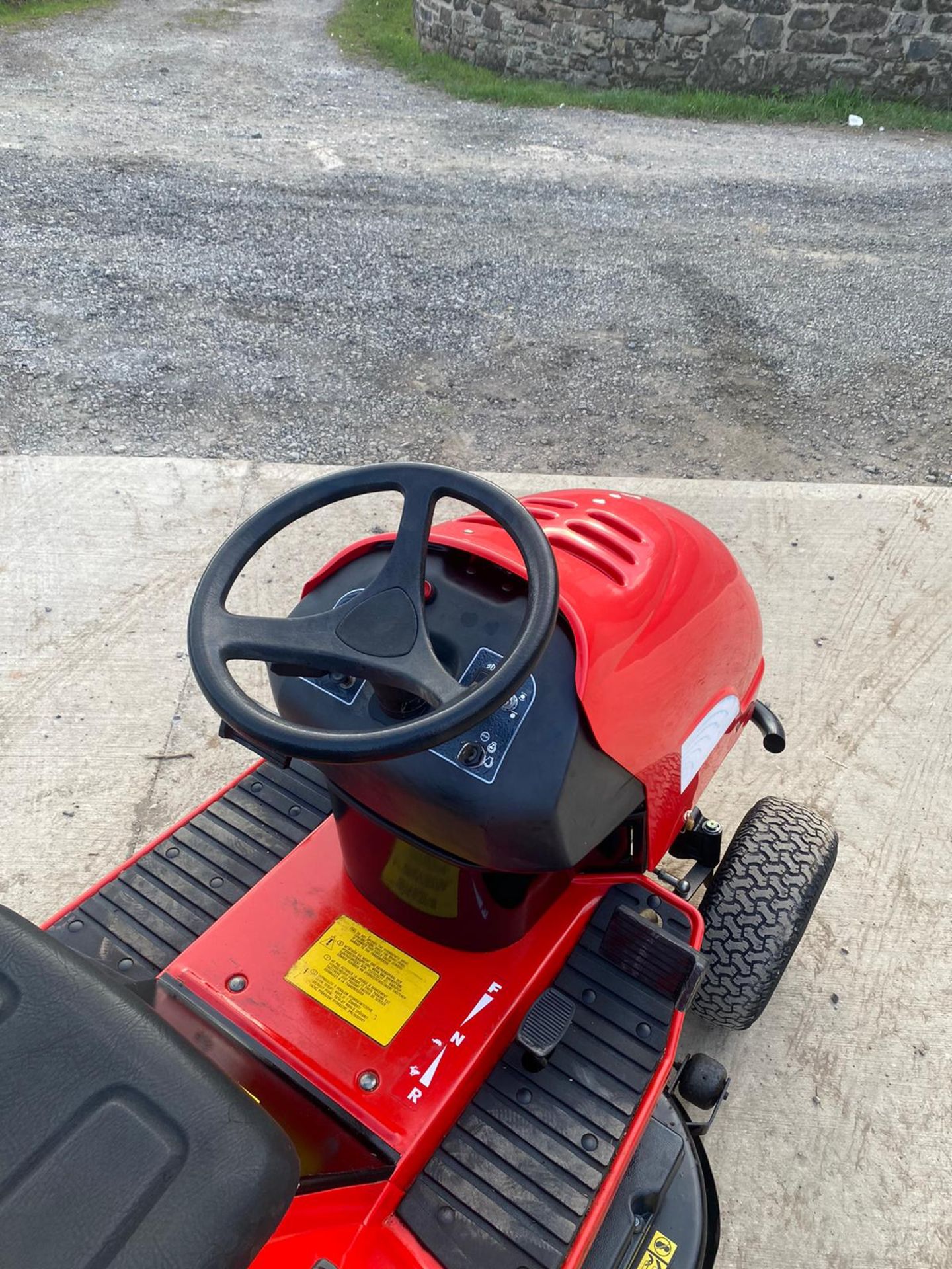 LAWNSTAR RIDE ON LAWN MOWER, RUNS, DRIVES AND CUTS, CLEAN MACHINE *NO VAT* - Image 6 of 6