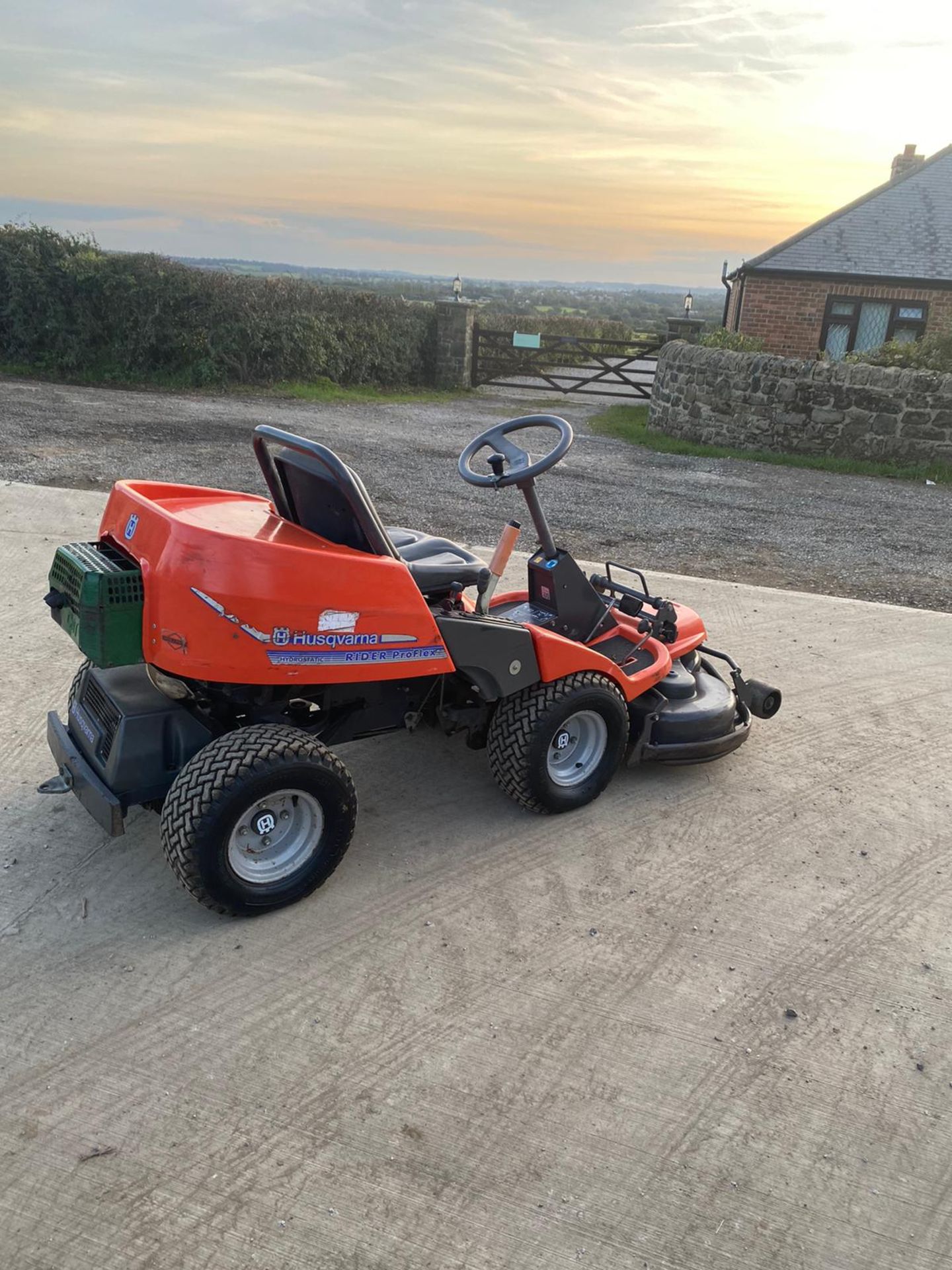 HUSQVARNA PRO FLEX RIDER RIDE ON LAWN MOWER, RUNS, DRIVES AND CUTS, CLEAN MACHINE, VERY LOW HOURS - Image 4 of 7