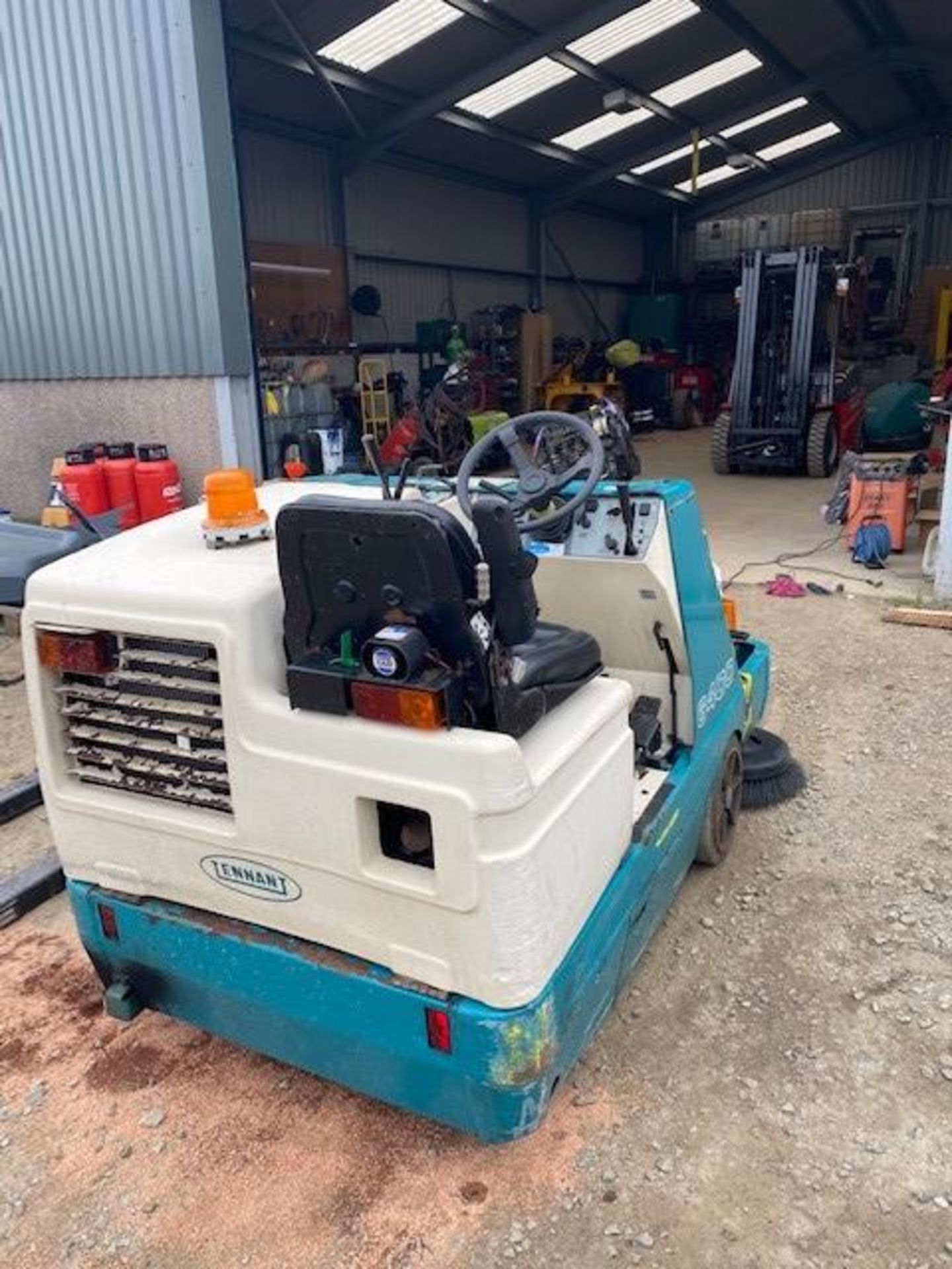 TENNANT 6400 RIDE ON SWEEPER, DIESEL KUBOTA ENGINE, STARTS, RUNS AND WORKS, 579 HOURS - Image 2 of 3